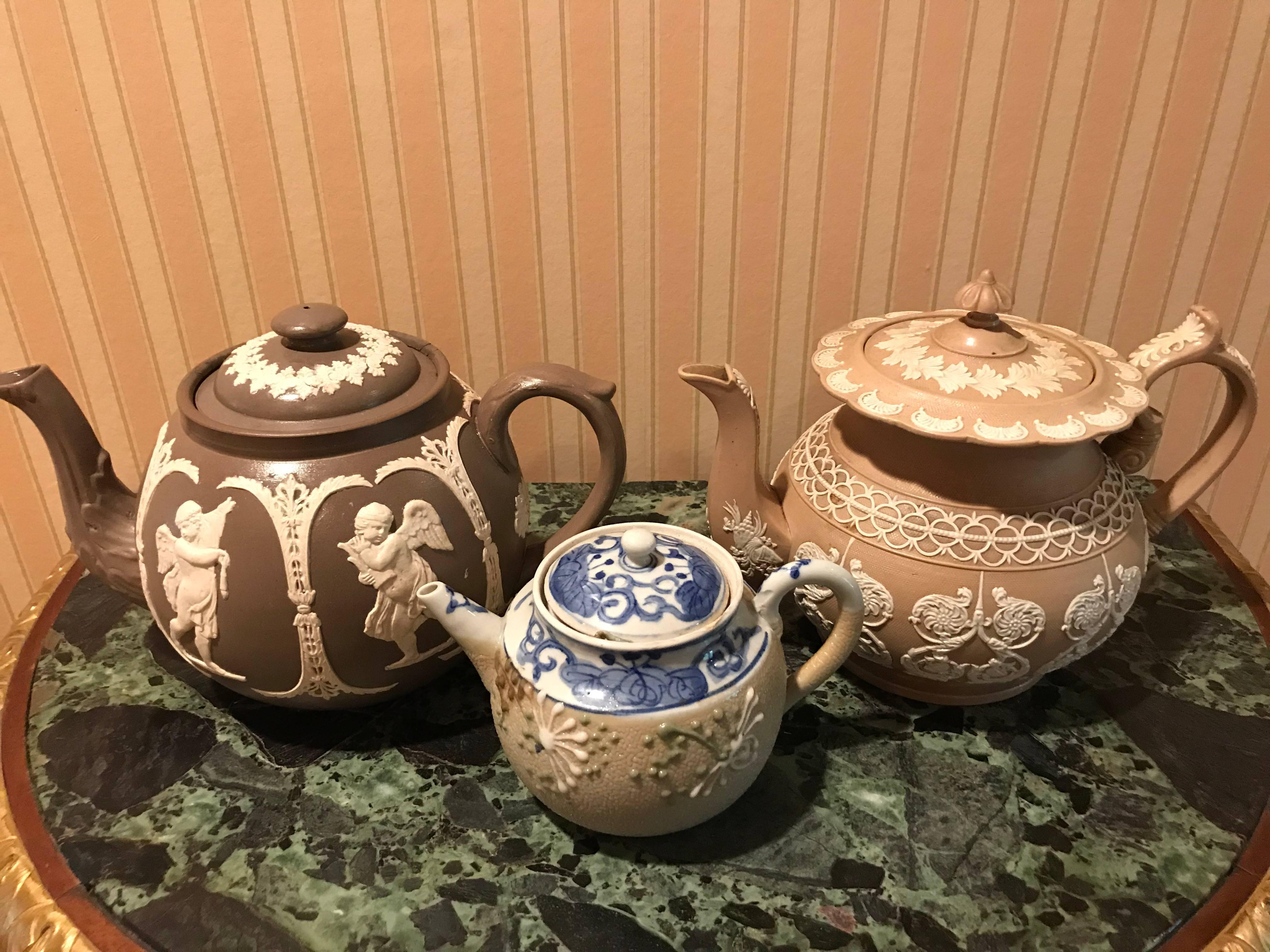 Lot of three English teapots with decorated motfis. Measures: 1) W: 9.5