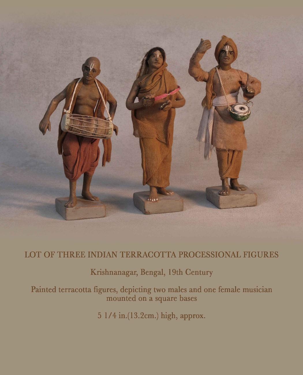 Lot of three Indian terracotta processional figures.

Krishnanagar, Bengal, 19th Century.

Painted terracotta figures, depicting two males and one female musician
mounted on a square bases.

Measure: 5 1/4
