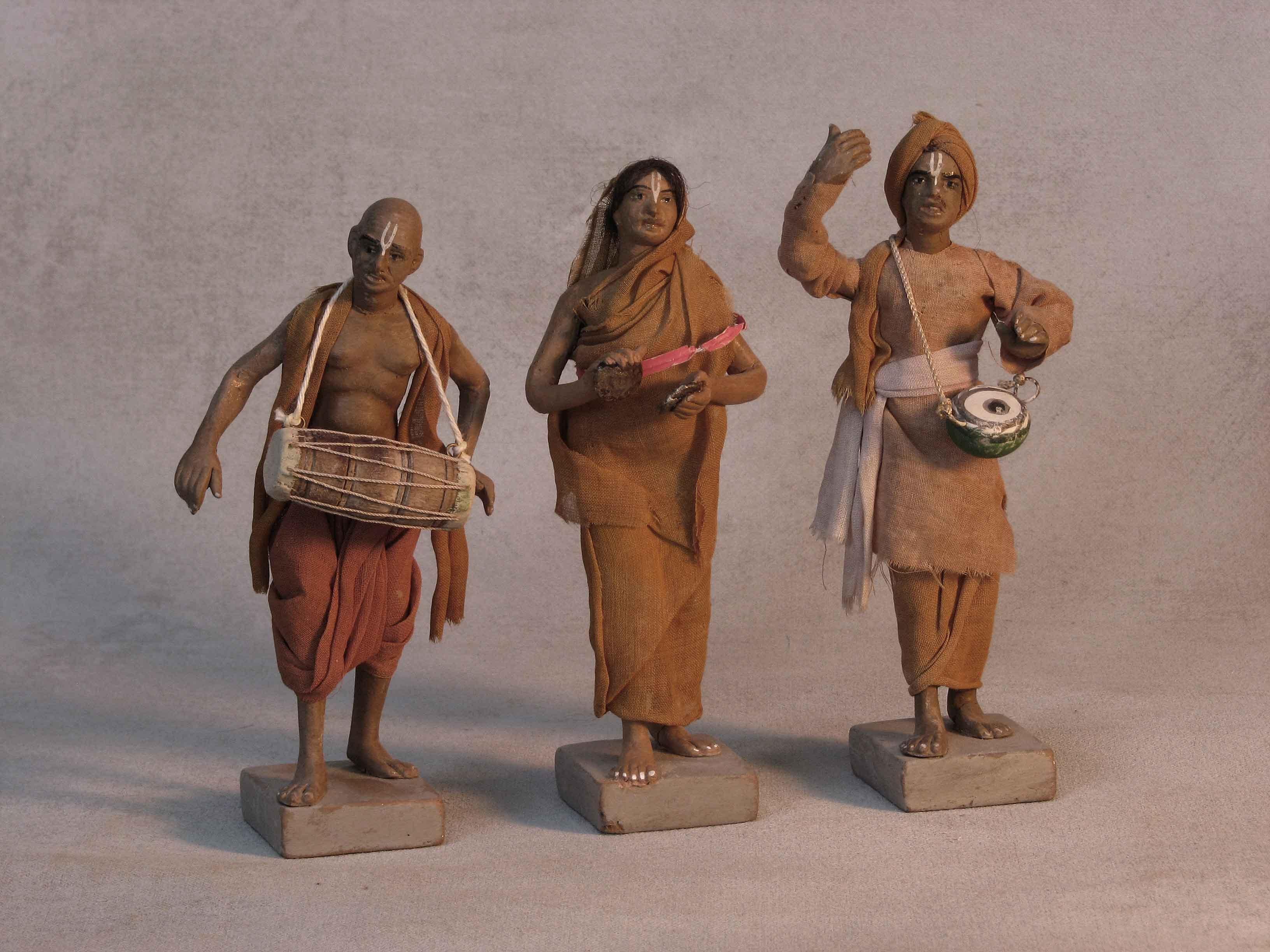 Lot von drei indischen Terrakotta-Prozessionsfiguren (Stammeskunst) im Angebot