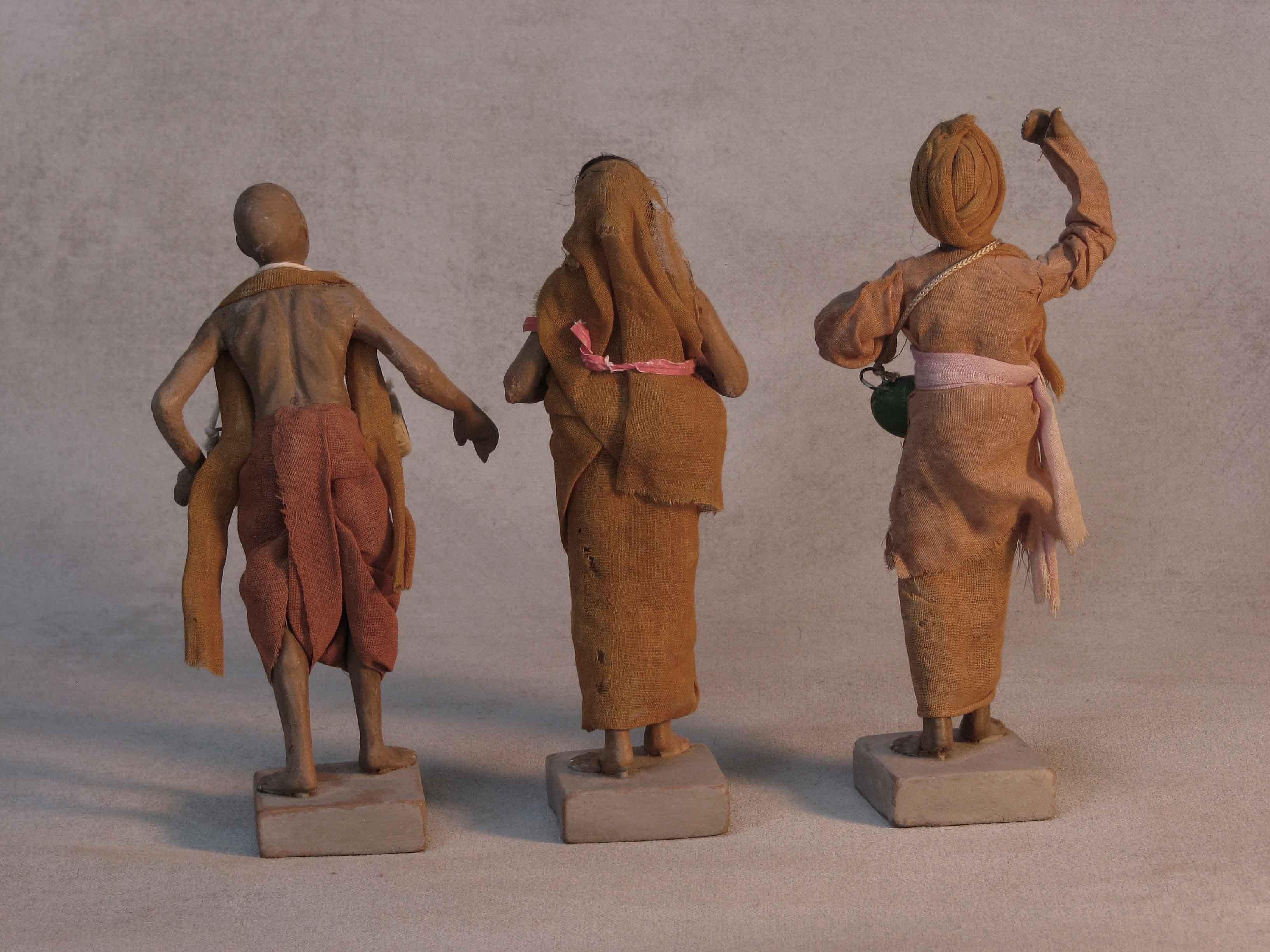 Indien Lot de trois figures de procession indiennes en terre cuite en vente