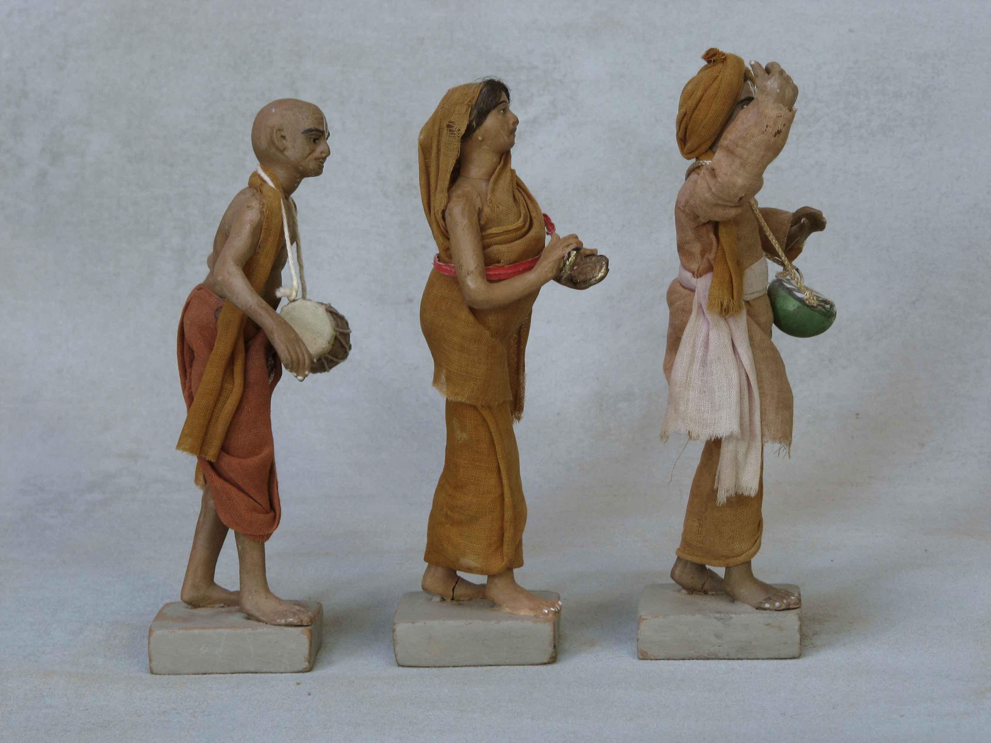 Fait main Lot de trois figures de procession indiennes en terre cuite en vente