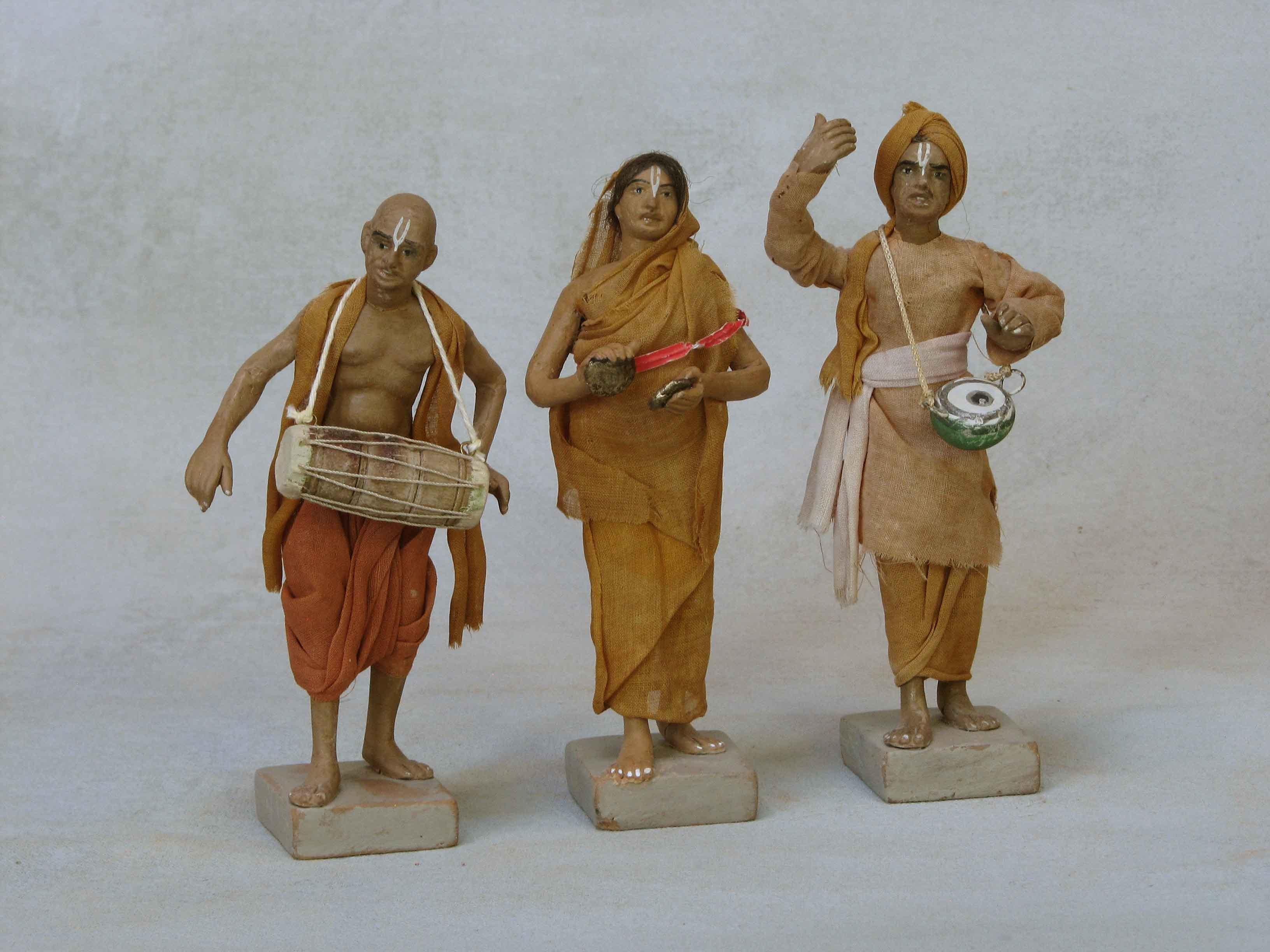 XIXe siècle Lot de trois figures de procession indiennes en terre cuite en vente