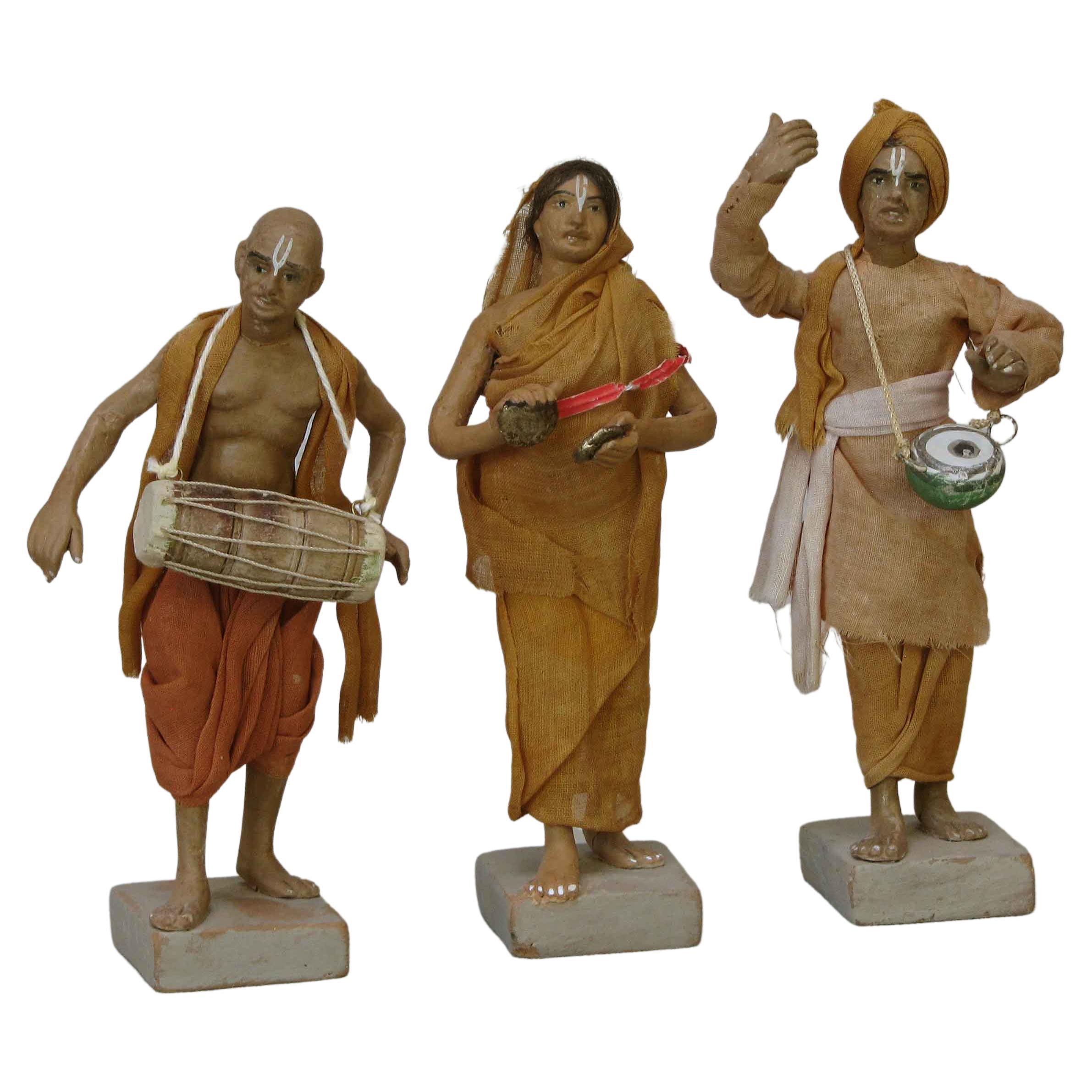 Lot de trois figures de procession indiennes en terre cuite