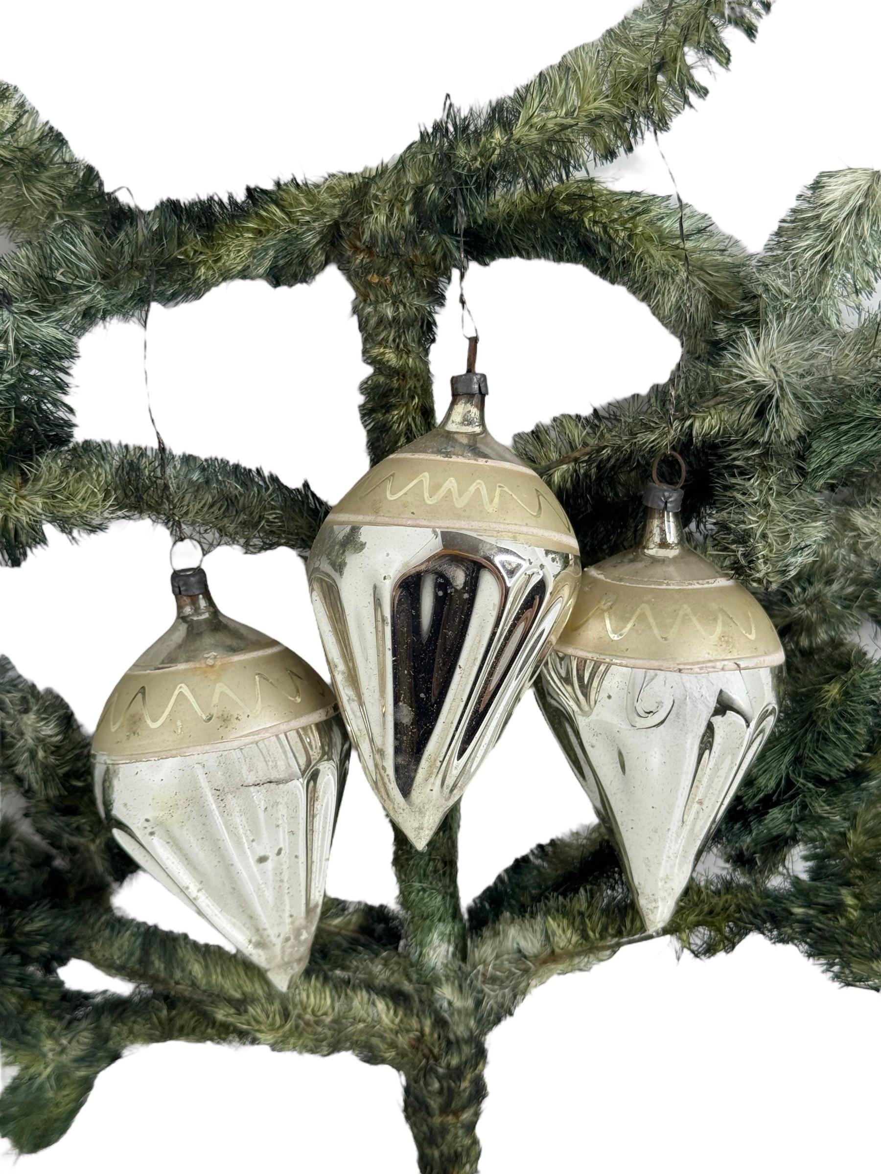 Lot von drei antiken Weihnachtsornamenten aus Quecksilberglas, Deutsch, 1910er Jahre (Mercury-Glas) im Angebot