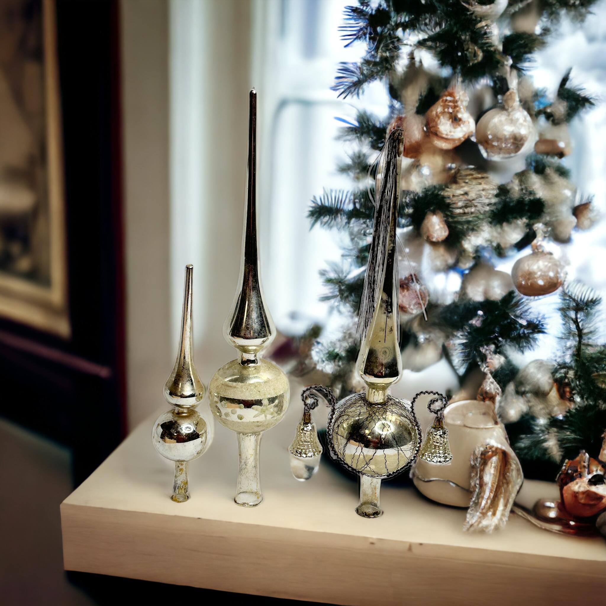 Raro conjunto de tres adornos de cristal para árbol de Navidad con forma de árbol de plumas, procedentes de Alemania. Cada uno está hecho de vidrio soplado a boca, sería un gran complemento antiguo para tu árbol de Navidad o de plumas. También