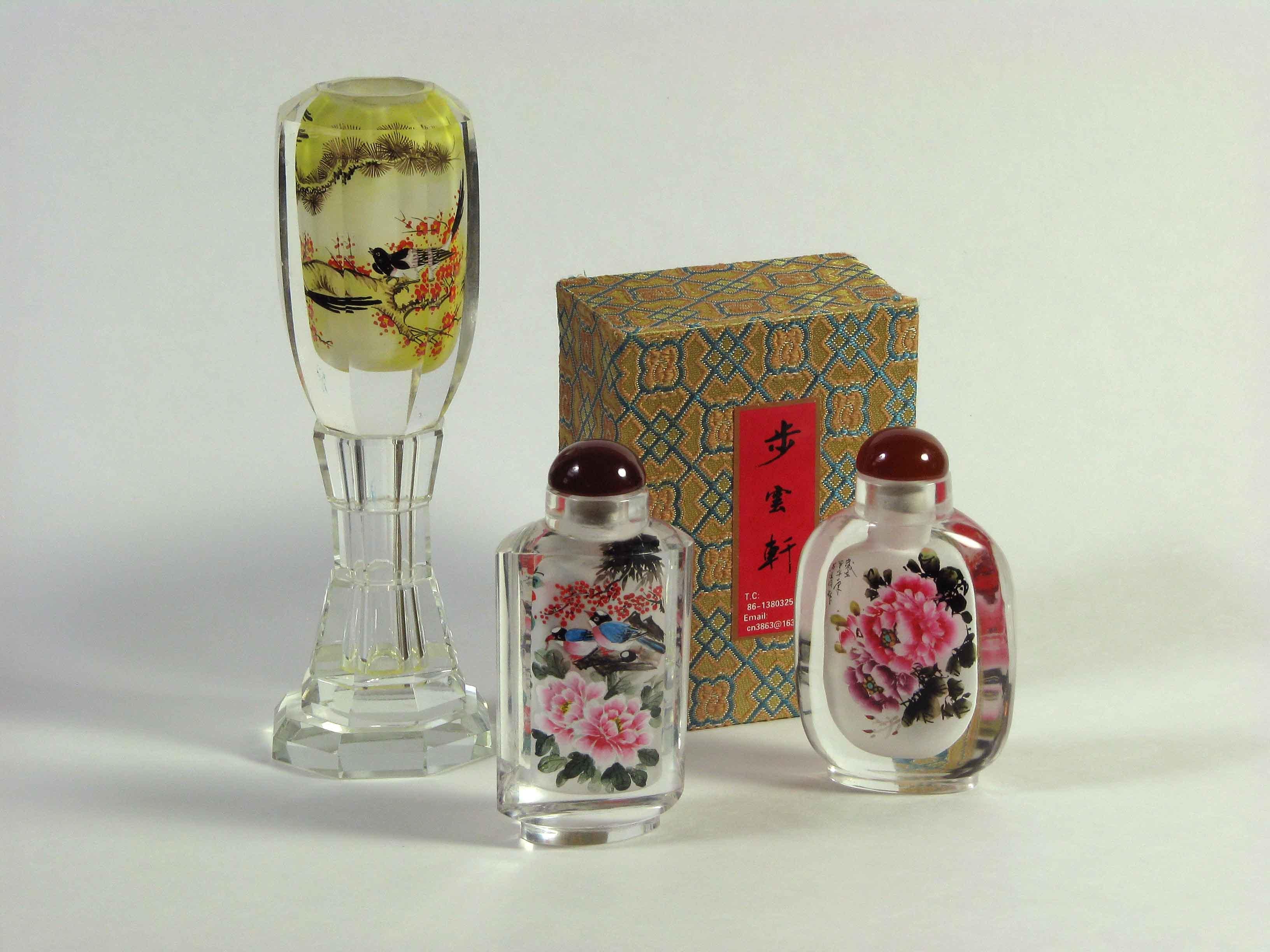 Lot de deux bouteilles de parfum chinoises en verre peint à l'intérieur avec accessoires en vente 2