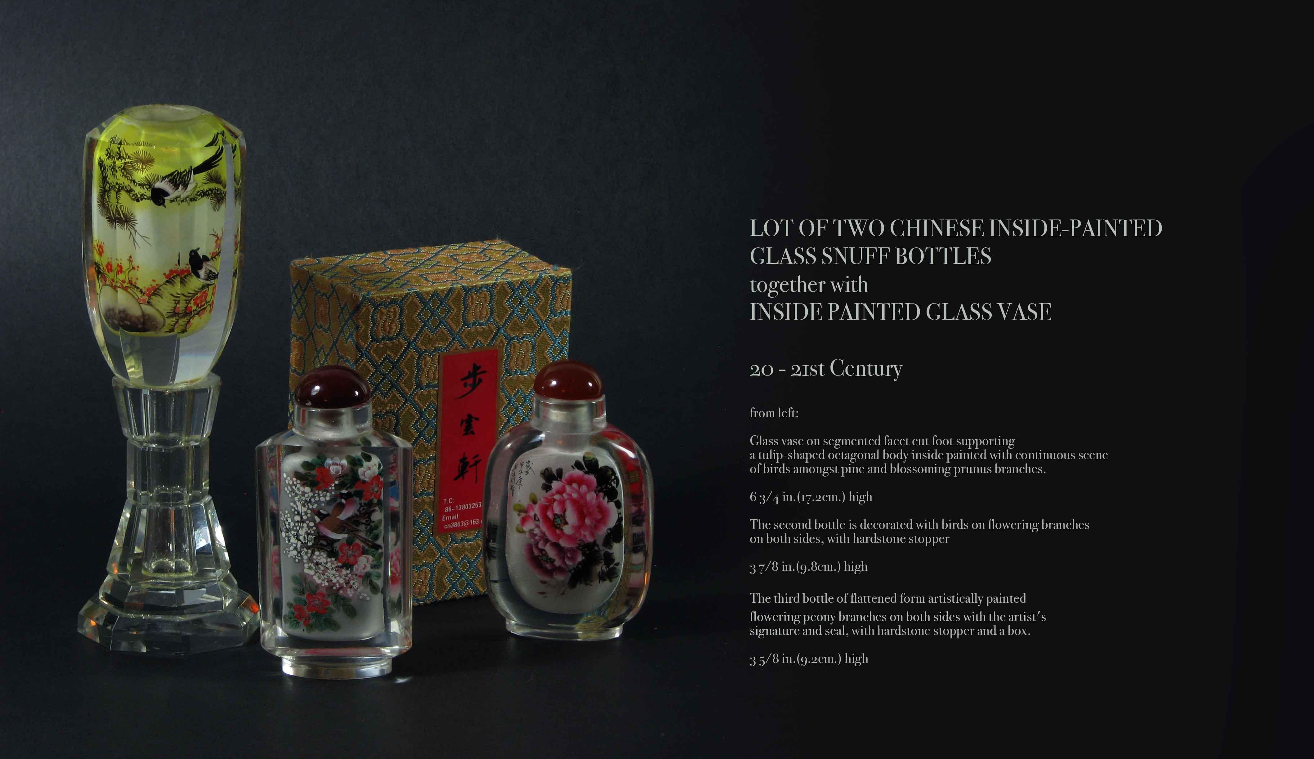 Lot of two Chinese inside-painted
Glass snuff bottles
Together with
Inside painted glass vase

20 - 21st Century.

From left:

Glass vase on segmented facet cut foot supporting
a tulip-shaped octagonal body inside painted with continuous