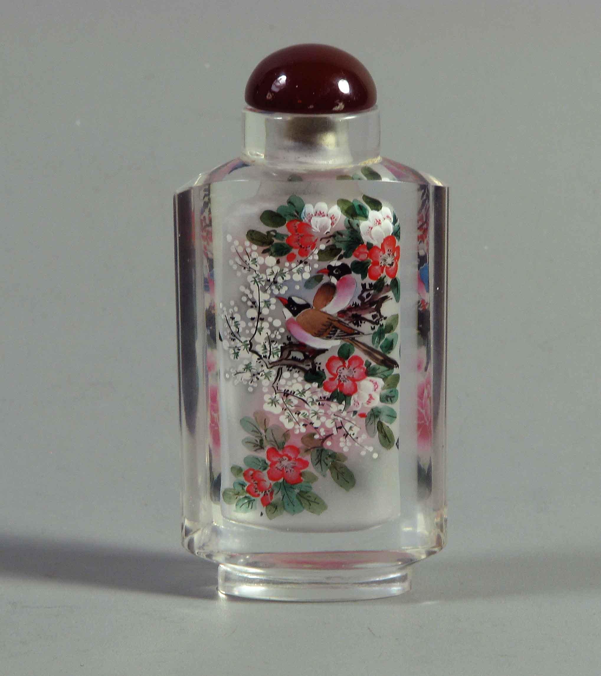 Chinois Lot de deux bouteilles de parfum chinoises en verre peint à l'intérieur avec accessoires en vente
