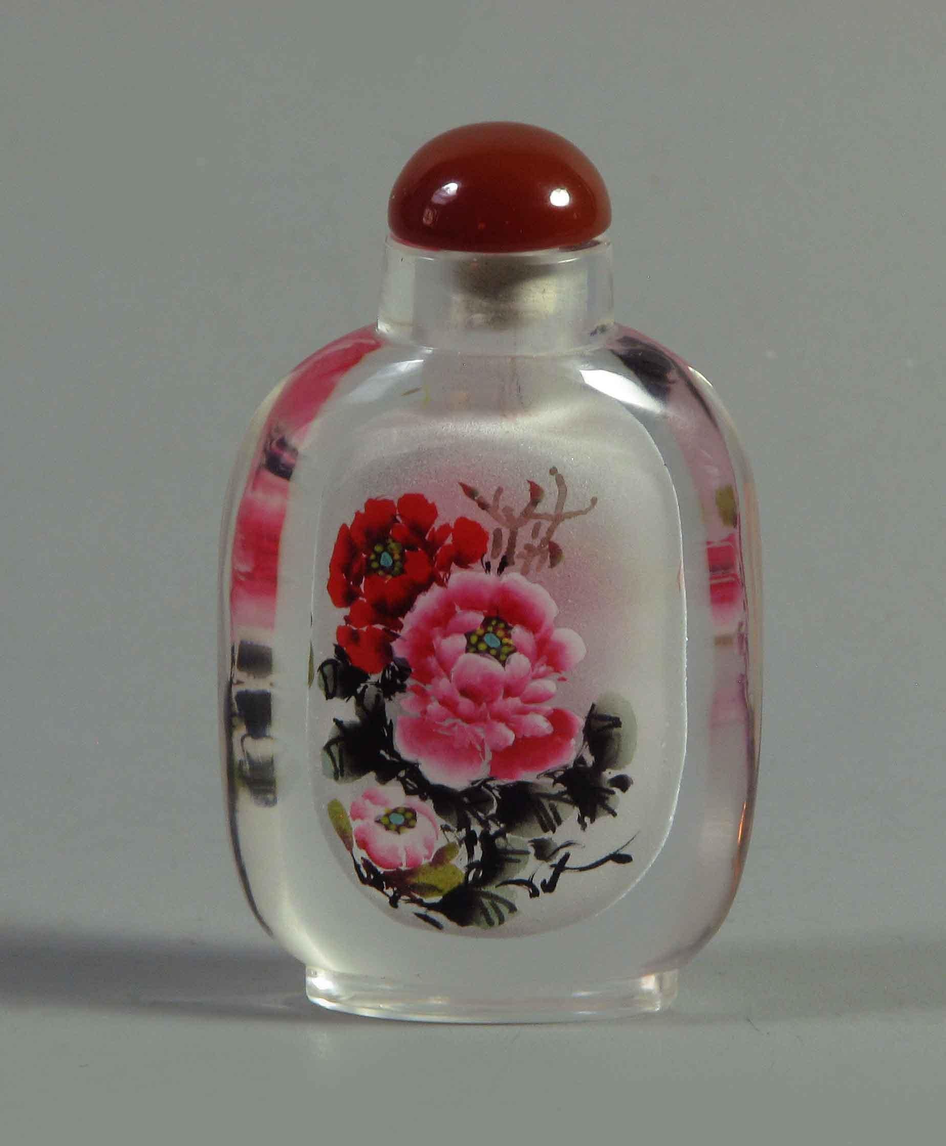 Peint à la main Lot de deux bouteilles de parfum chinoises en verre peint à l'intérieur avec accessoires en vente