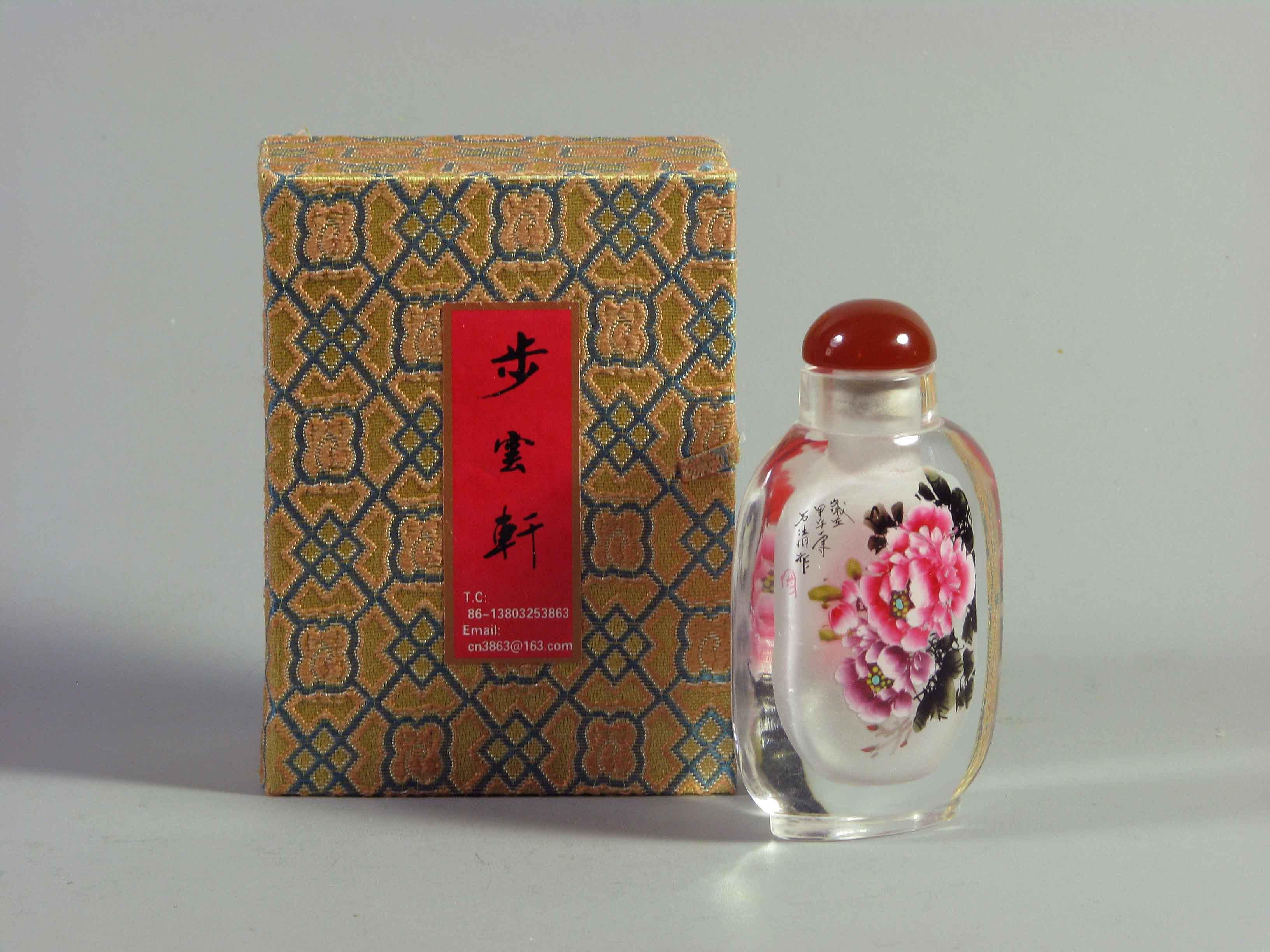 20ième siècle Lot de deux bouteilles de parfum chinoises en verre peint à l'intérieur avec accessoires en vente