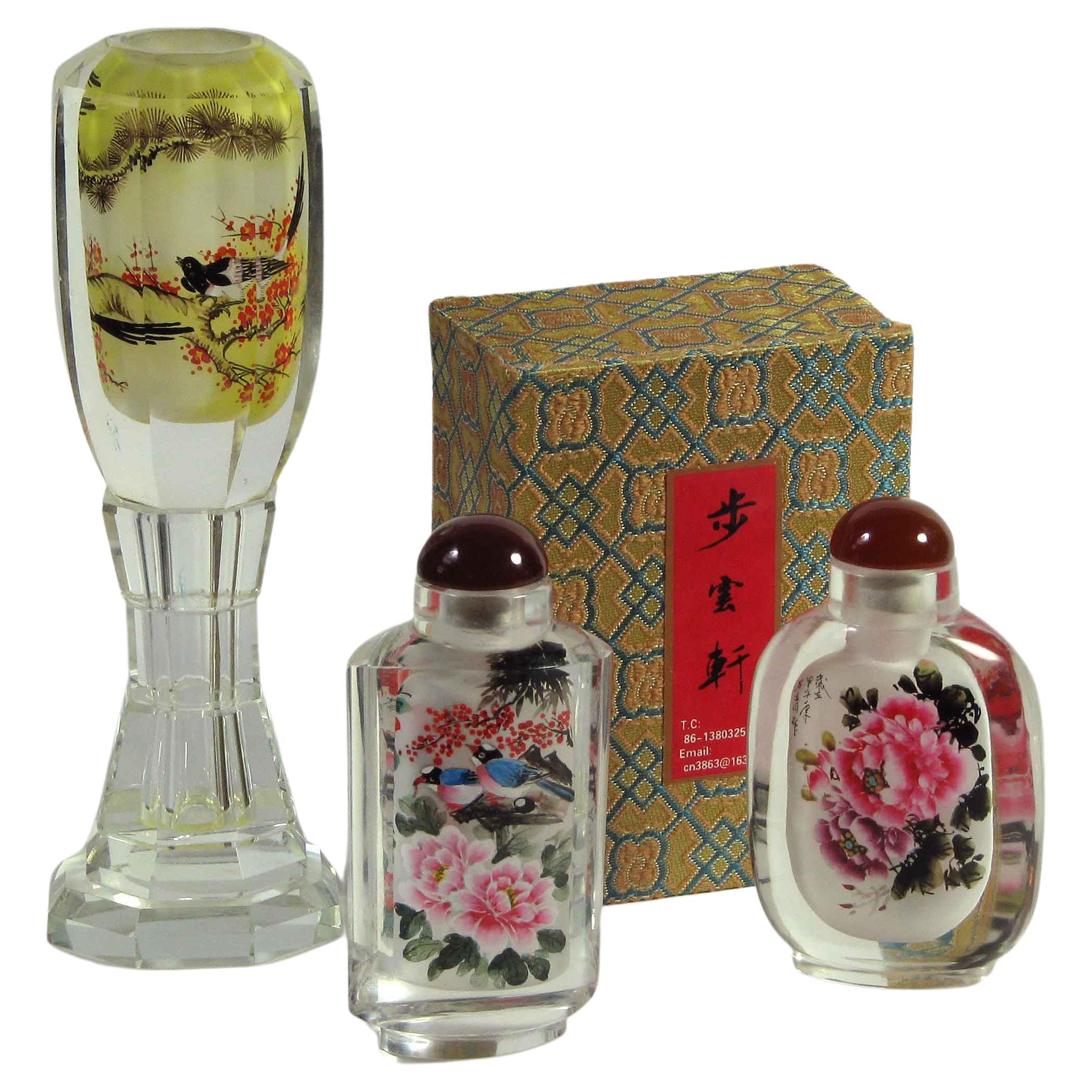 Lot de deux bouteilles de parfum chinoises en verre peint à l'intérieur avec accessoires en vente