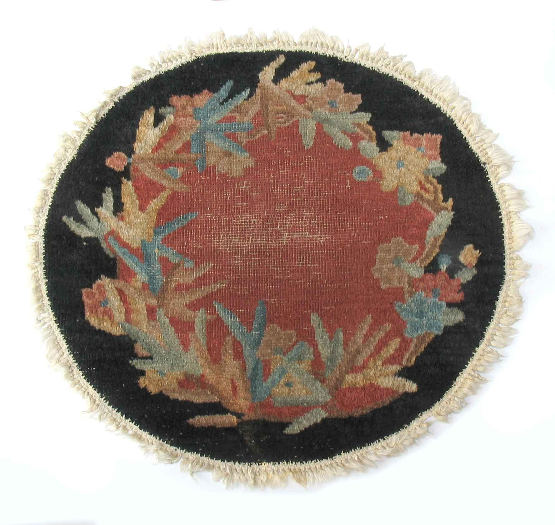 Lot of Two Hand Knotted Chinese Art Deco Round Rugs, circa 1920s In Good Condition For Sale In Ottawa, Ontario