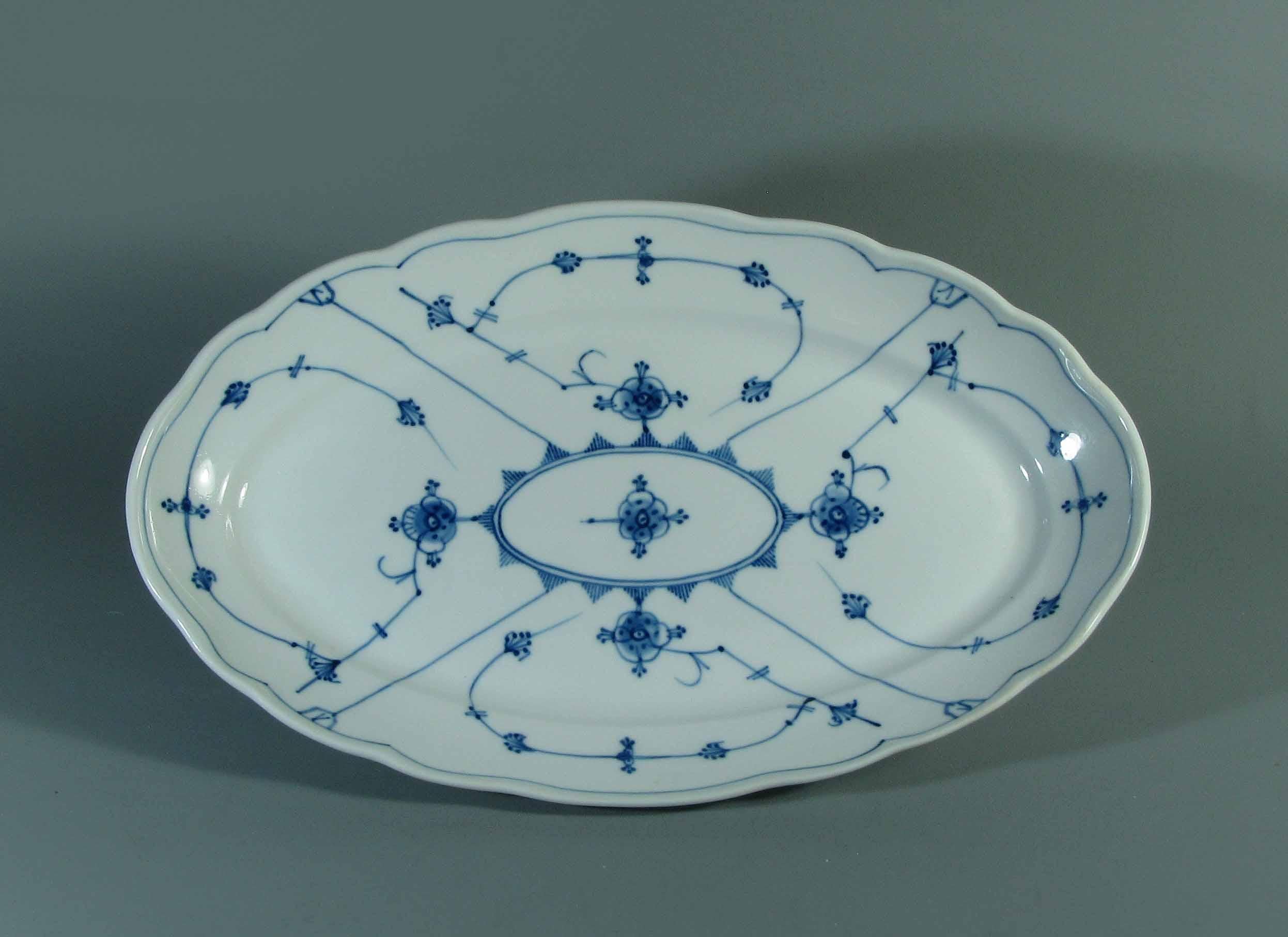 Lot of Two Porsgund Porcelain Serving Oval Trays In Good Condition In Ottawa, Ontario