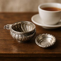 Lotto di due pezzi d'argento: Coppa d'argento marcata e piatto per caviale in argento sterling