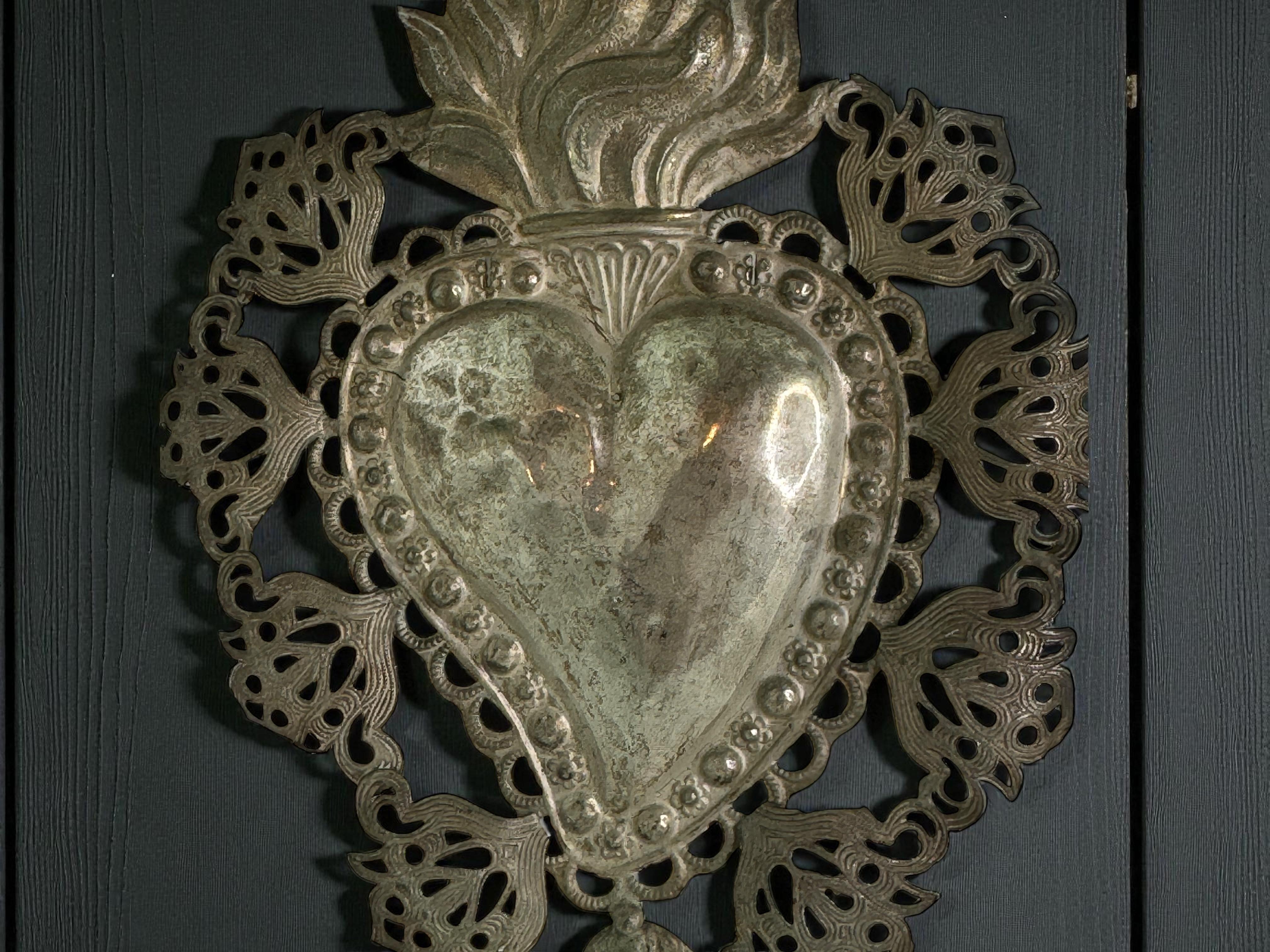 Lote de dos Ex Voto de Plata del Sagrado Corazón con Ángel Querubín, Antiguo Europeo 1900s en venta 4