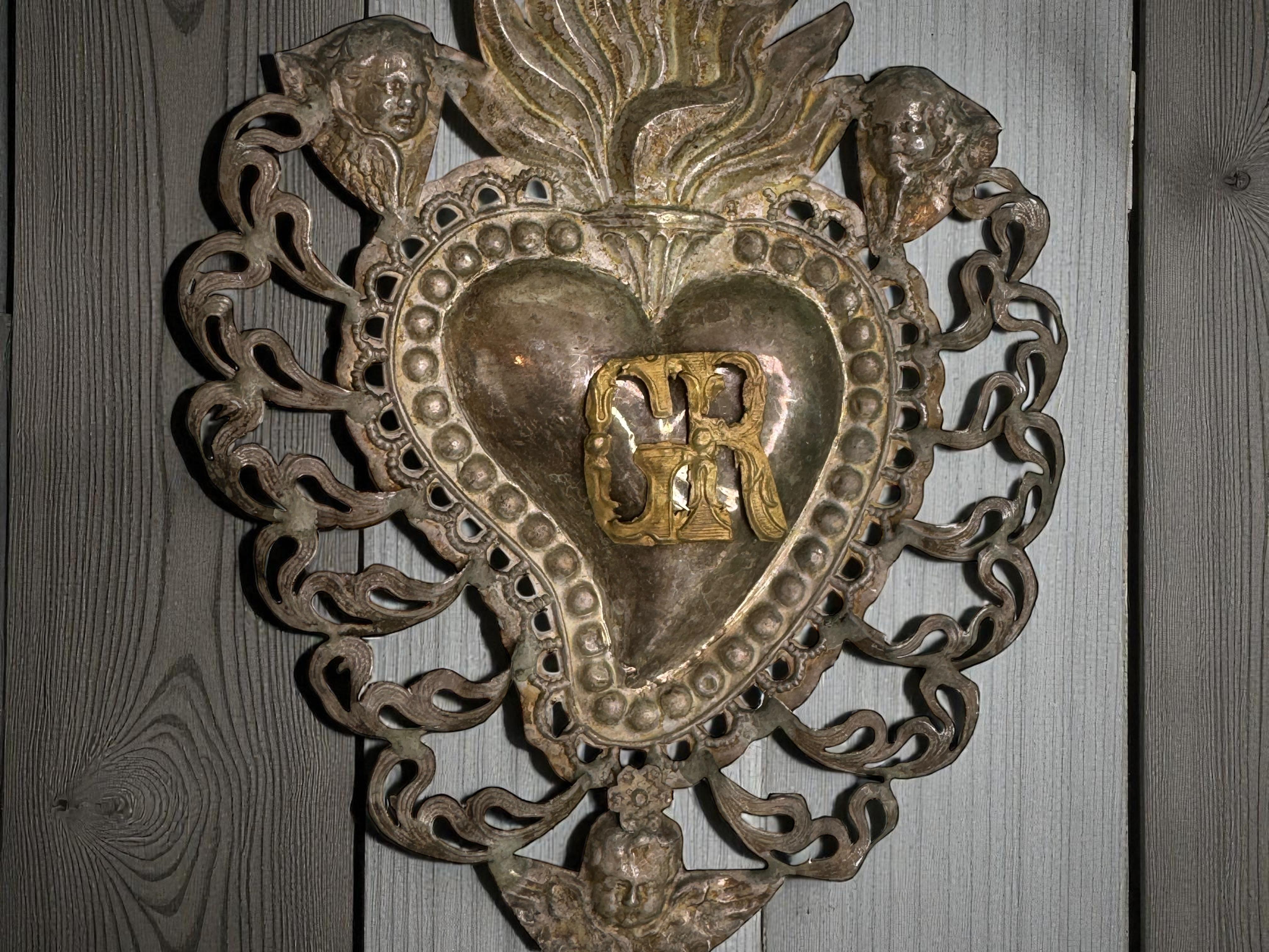 Lote de dos Ex Voto de Plata del Sagrado Corazón con Ángel Querubín, Antiguo Europeo 1900s en venta 5