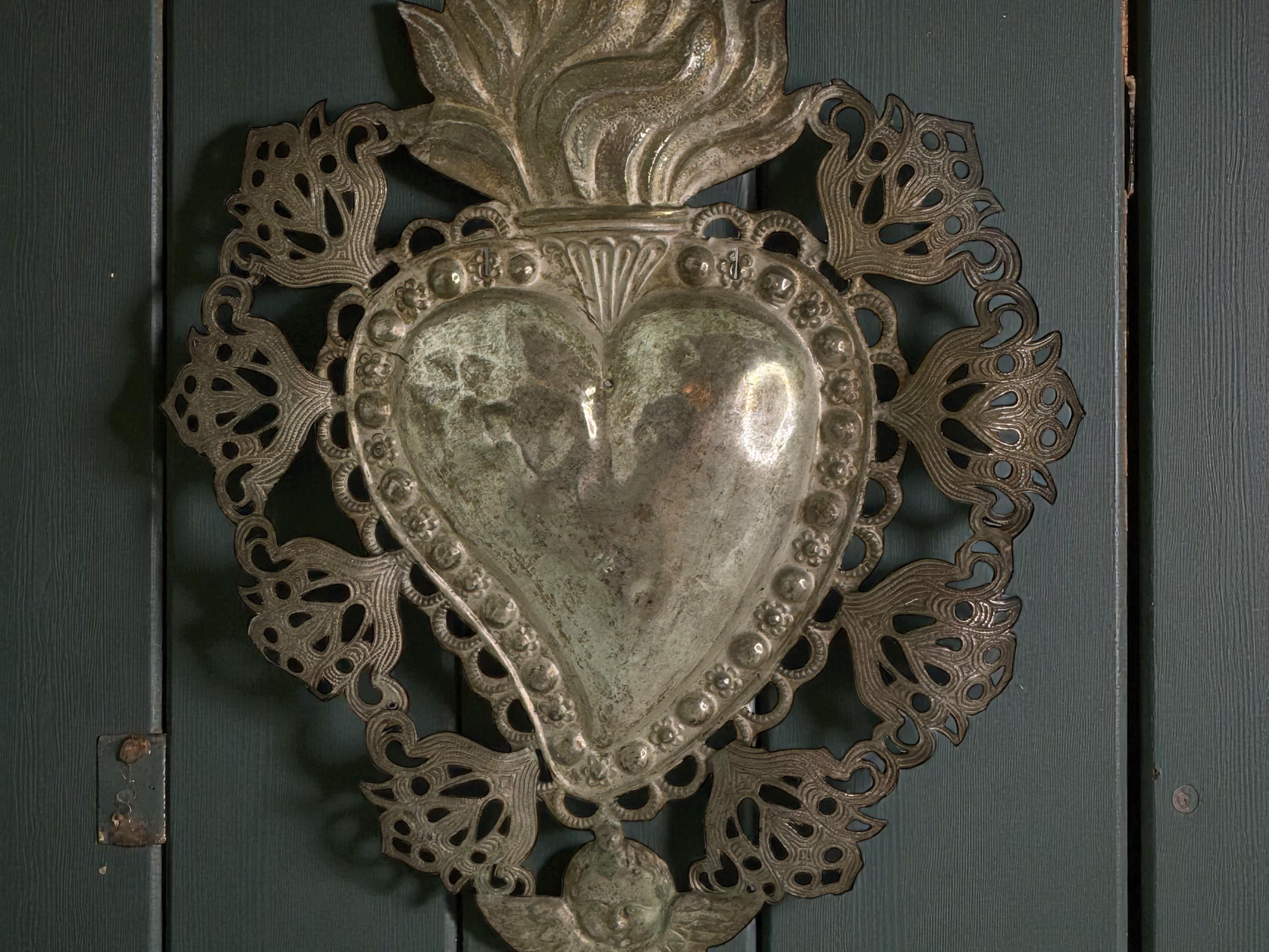 Lote de dos Ex Voto de Plata del Sagrado Corazón con Ángel Querubín, Antiguo Europeo 1900s en venta 6