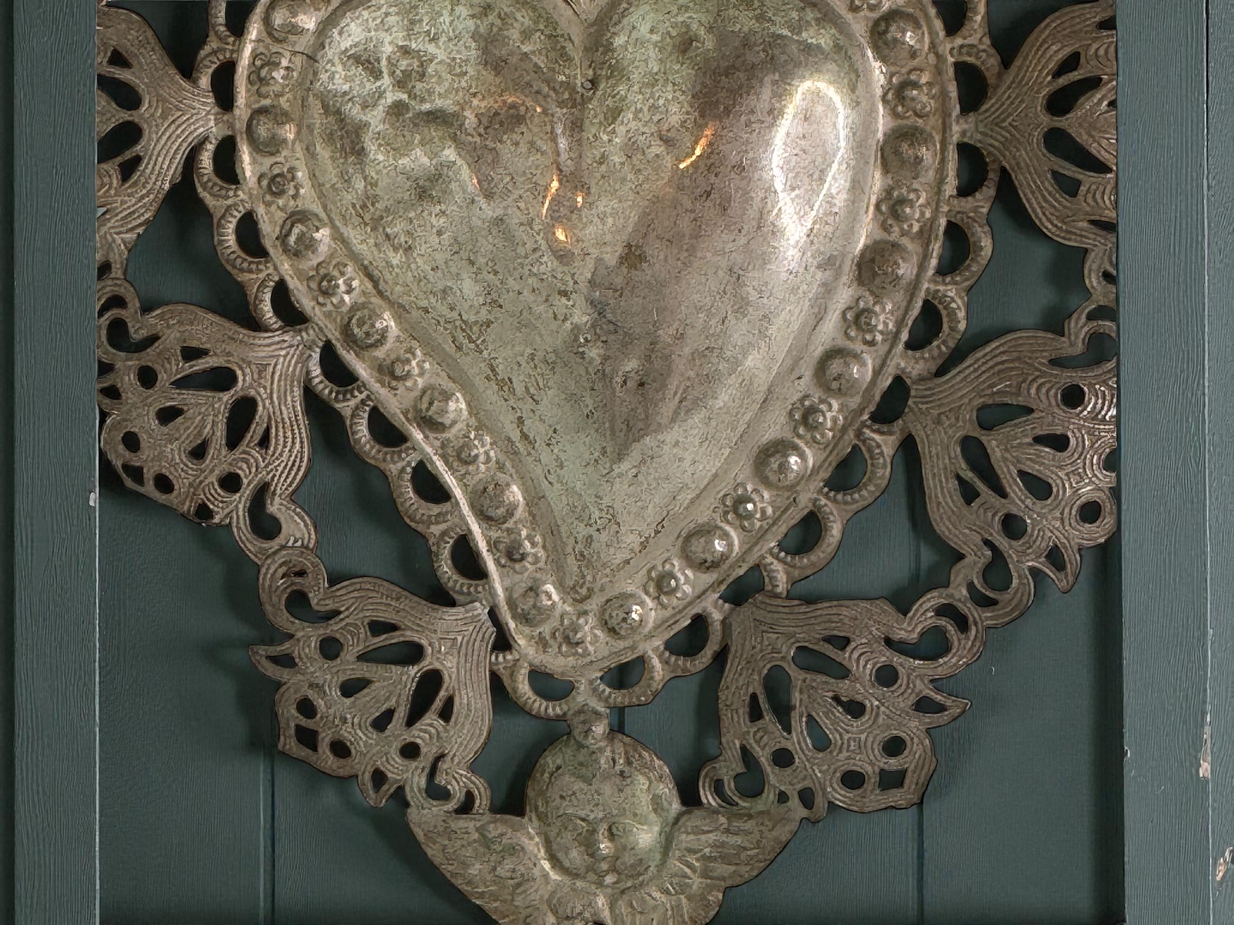 Lote de dos Ex Voto de Plata del Sagrado Corazón con Ángel Querubín, Antiguo Europeo 1900s en venta 7