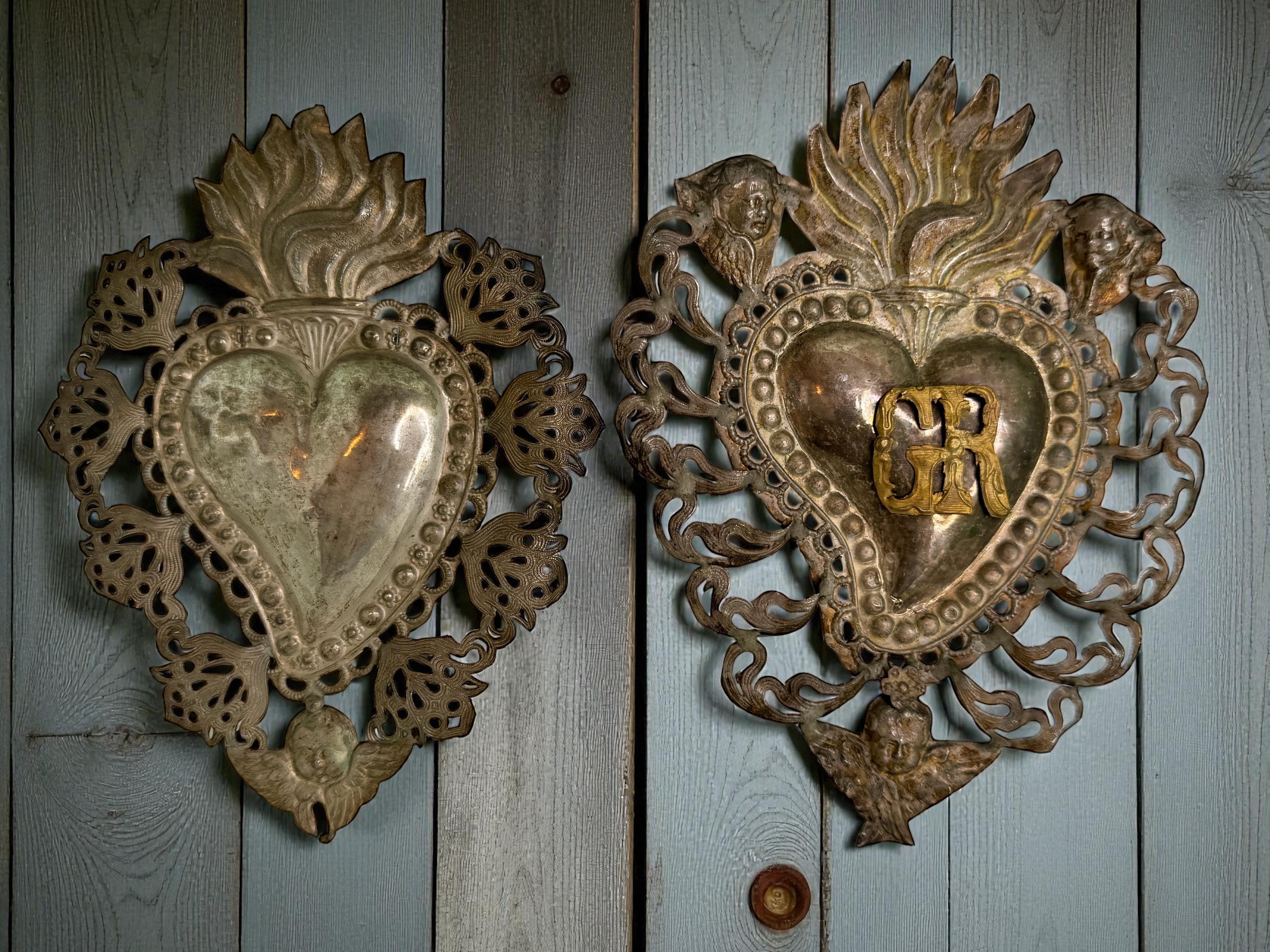 Lote de dos Ex Voto de Plata del Sagrado Corazón con Ángel Querubín, Antiguo Europeo 1900s en venta 11