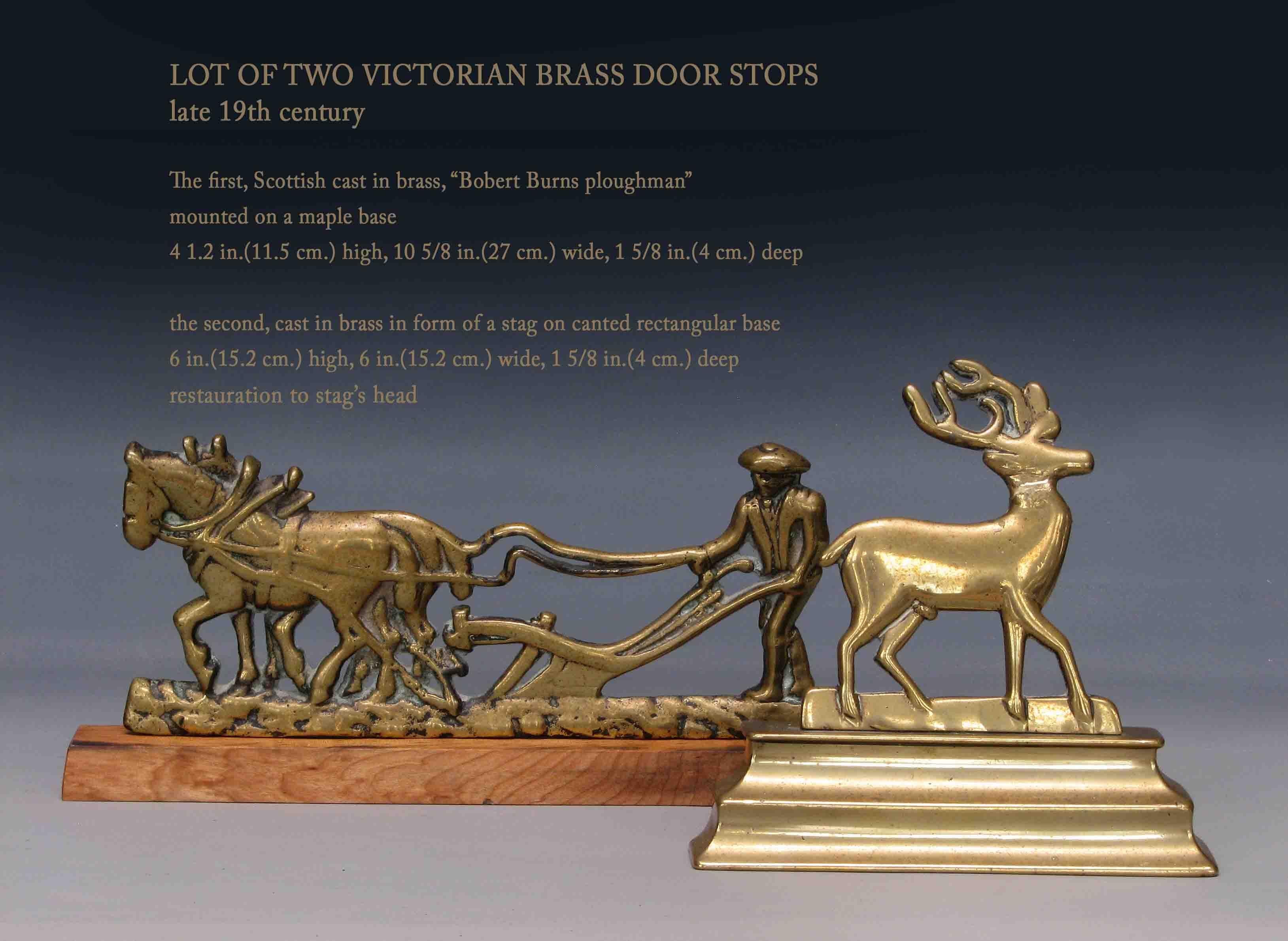 Lot of two victorian brass door stops
Late 19th century

The first, Scottish cast in brass, “Bobert Burns ploughman”.
Mounted on a maple base.
Measures: 4 1/2