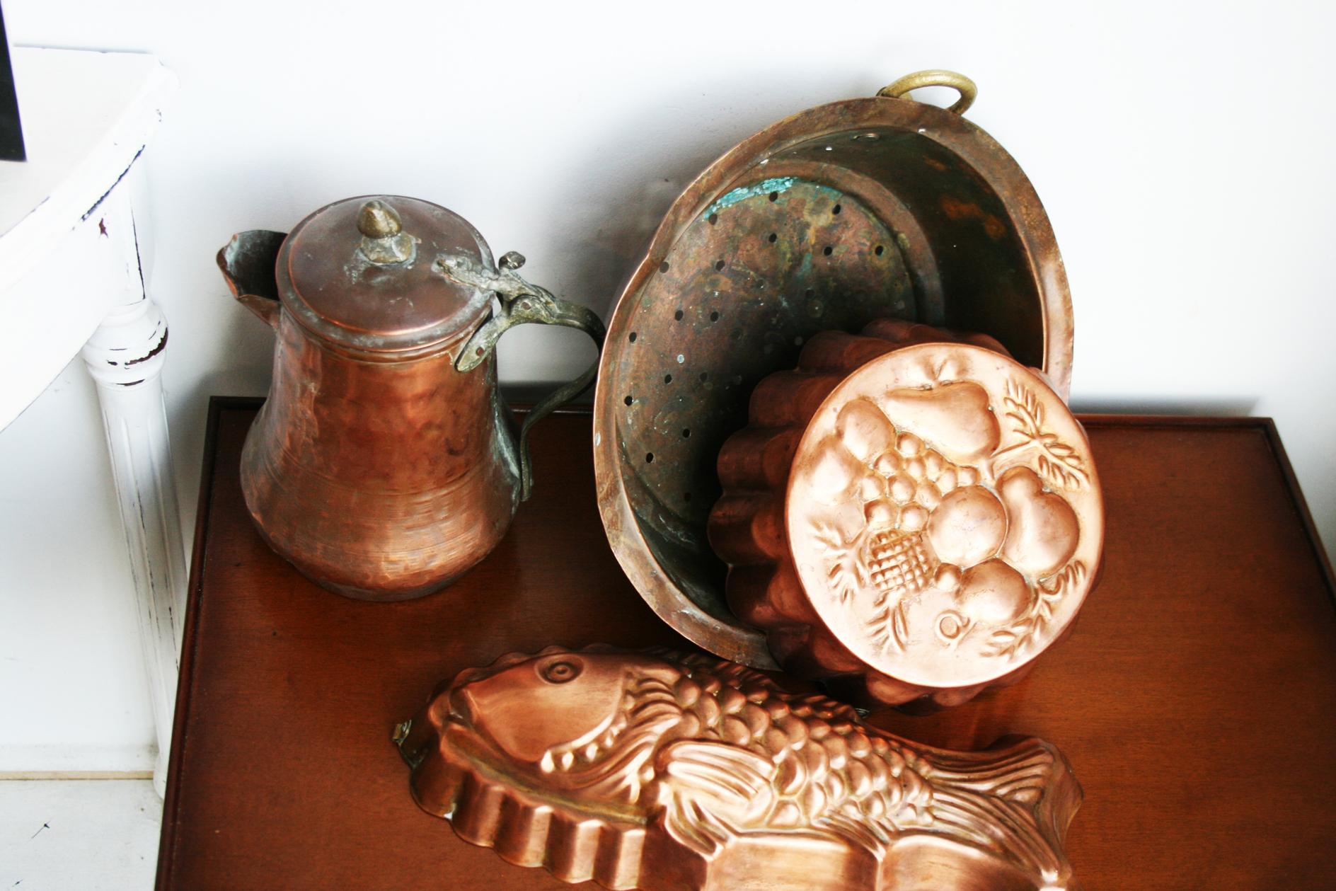 Lot old copper molds and utensils to decorate your rustic style kitchen

Lot of 4 pierces. Two molds, a strainer and a coffee maker

copper kitchen ornaments, kitchen style, French
beautiful kitchen utensils, vintage decoration
kitchen vintage