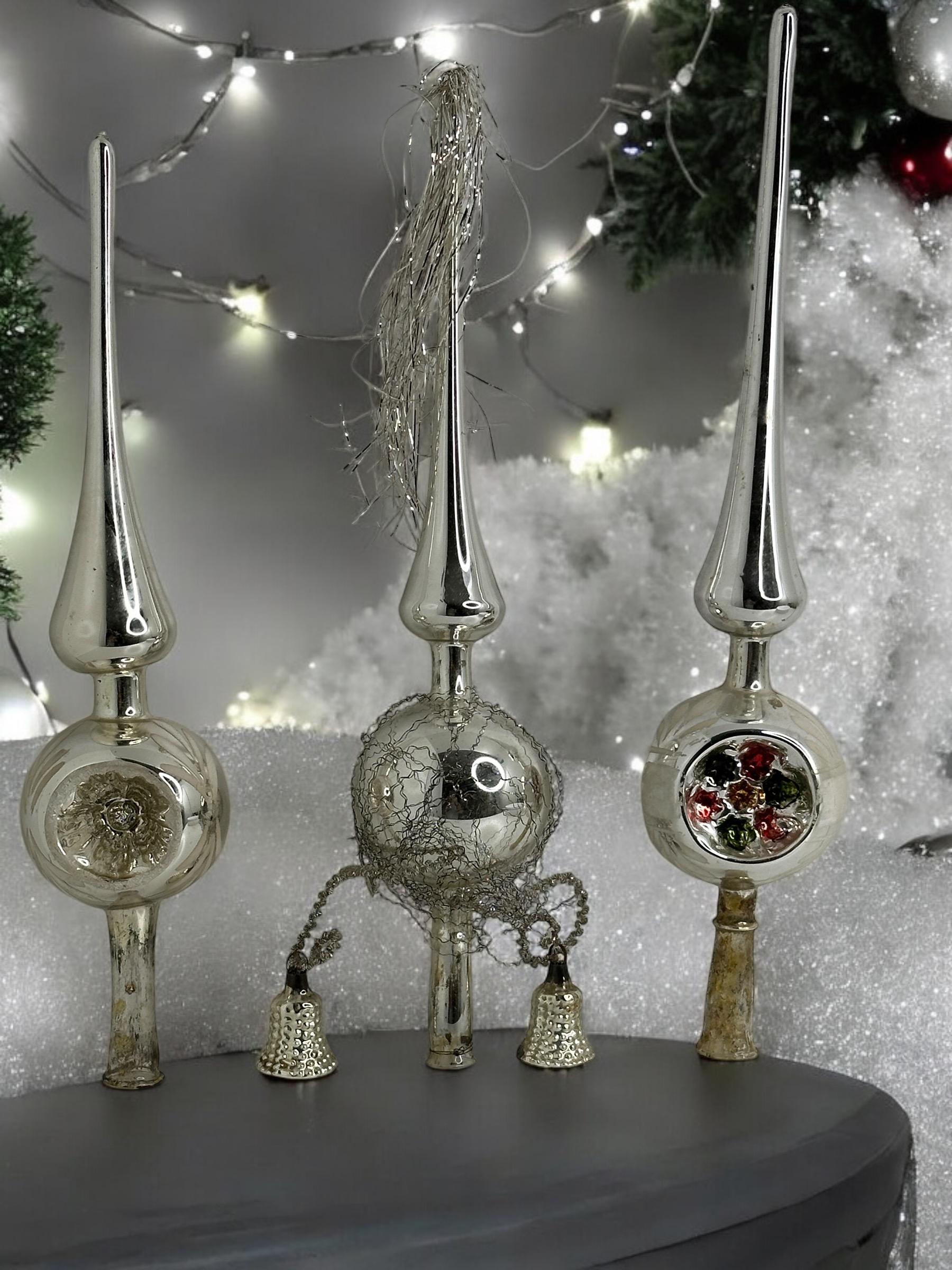 Un raro set di tre topper per albero di Natale in vetro con piume provenienti dalla Germania. Ognuno di essi è realizzato in vetro soffiato a bocca e sarebbe un'ottima aggiunta antica per il tuo albero di Natale o di piume. Dovrebbero essere