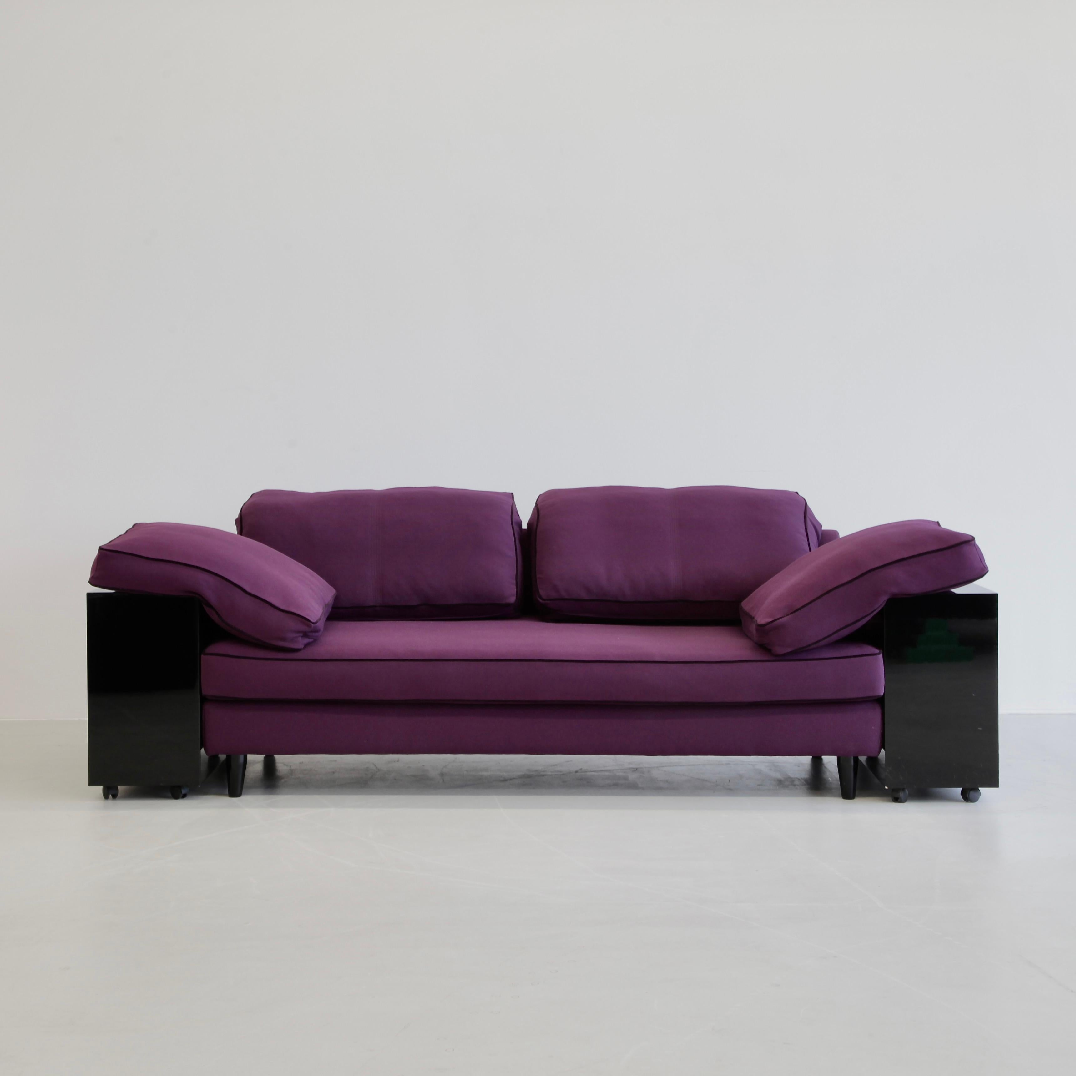 Sofa, entworfen von Eileen Gray. Deutschland, Classicon, 1990er Jahre.

Das Sofa LOTA, entworfen von Eileen Gray, hergestellt von Classicon in München. Sofa mit schwarz lackierten Armlehnen, vier losen, üppigen, weichen Rücken- und Seitenpolstern.