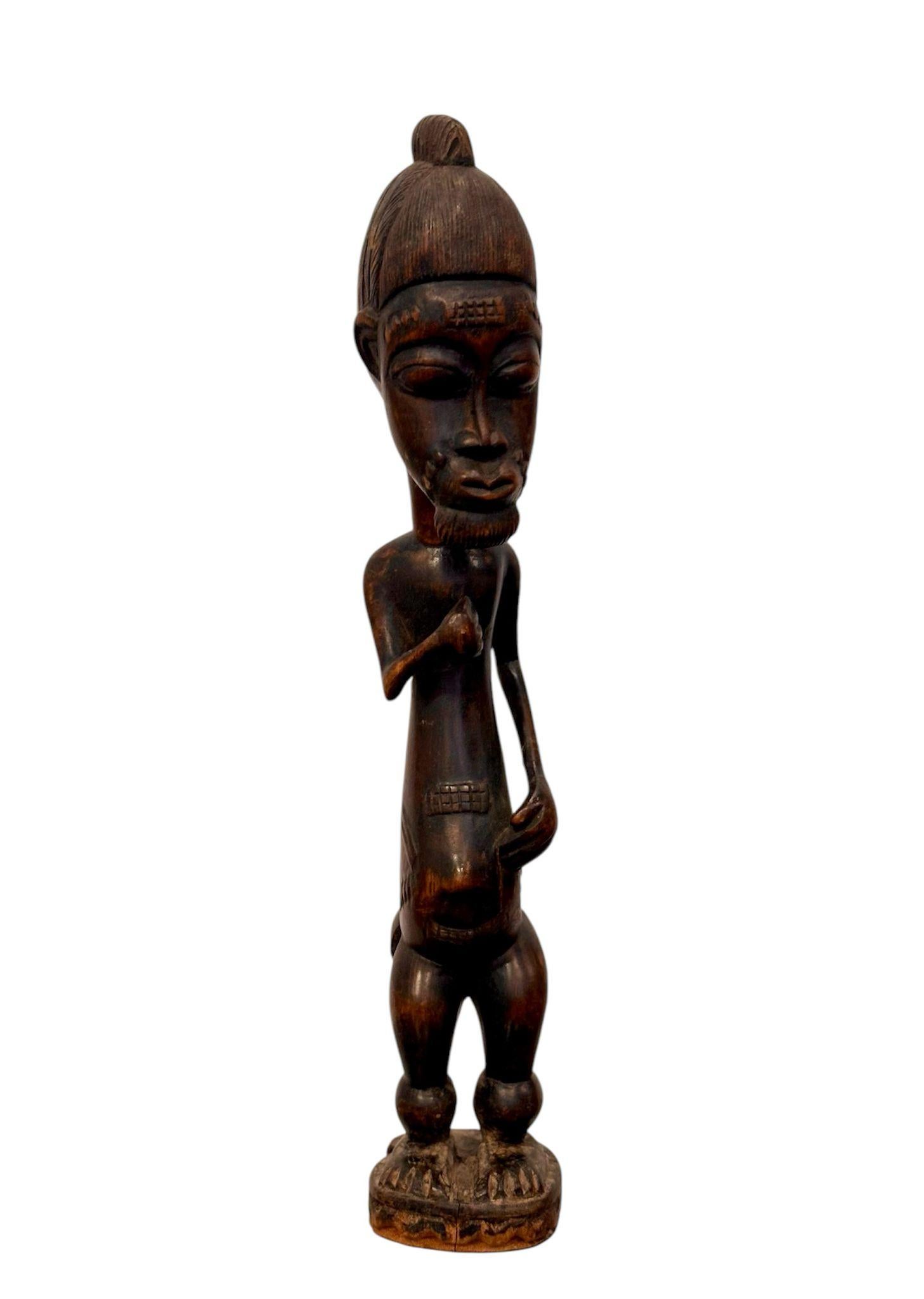 Lote de 6 figuras tribales Circa 1.950, realizadas en madera frutal y con decoraciones étnicas.
Medidas:
Figura 1
Alto 50 cm
Ancho 15cm
Fondo 10cm
.
Figura 2
Alto 27cm
Ancho 9cm
Fondo 8cm
.
Figura 3
Alto 40 cm
Ancho 7cm
Fondo 8cm
.
Figura 4
Alto
