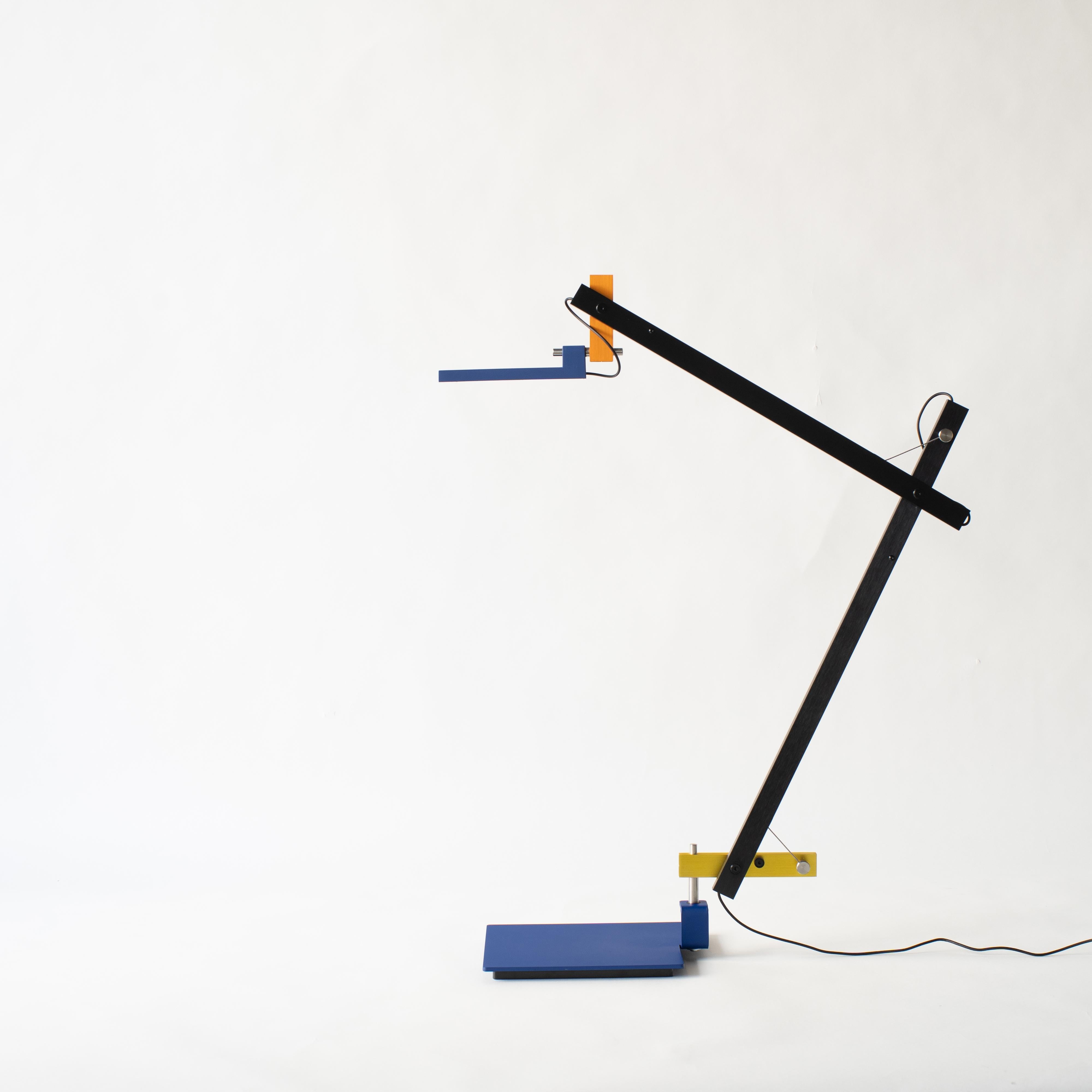 Lampe de bureau conçue par Javier Mariscal pour Artemide. Lampe de bureau de style postmoderne. Lampe structurelle aux couleurs partiellement accrocheuses

Fonctionne avec 100-120V. 
Source lumineuse LED.
  