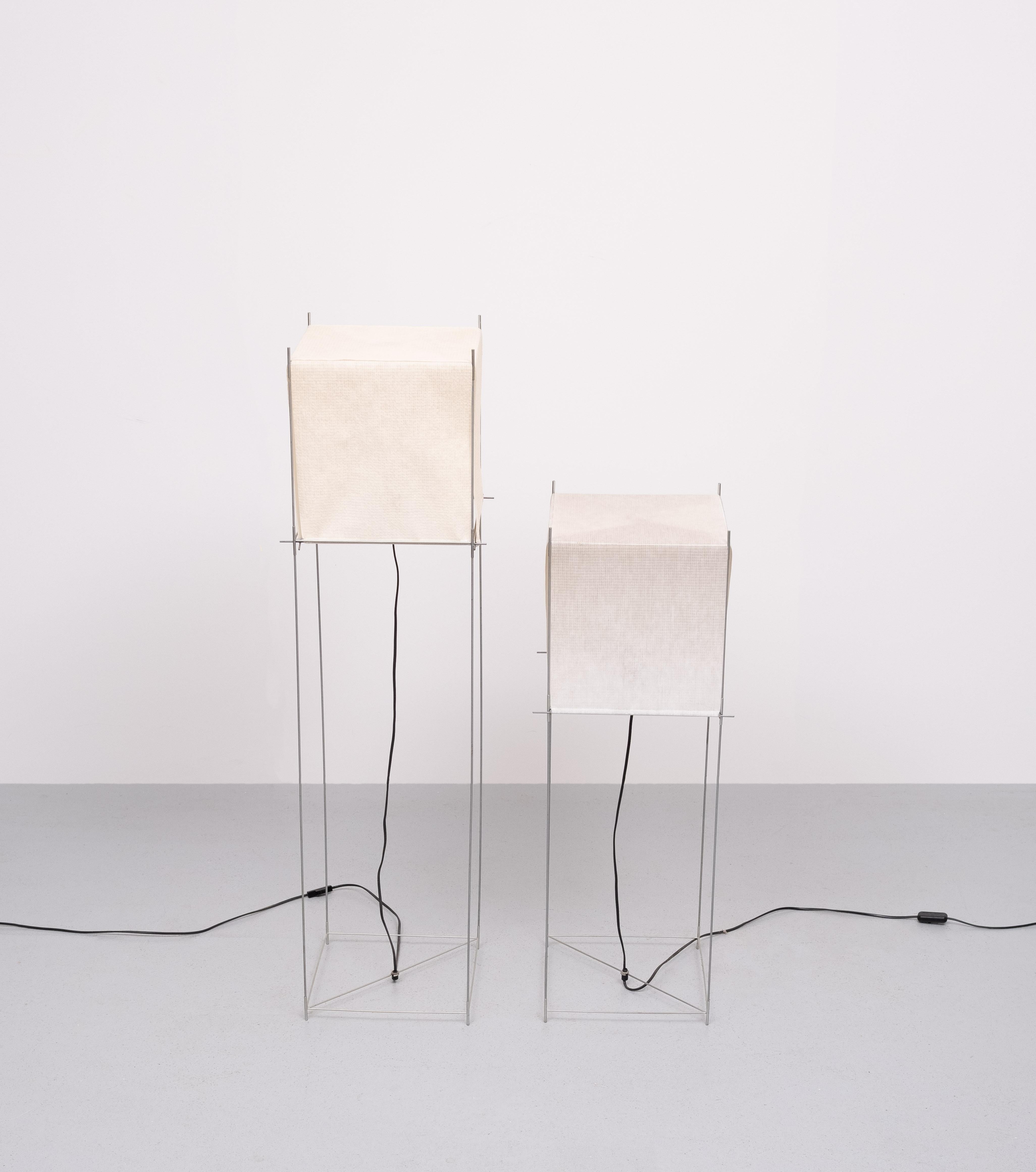 paire de lampadaires Lotek par Benno Premsela, 1980 
En 1982, Benno Premsela a conçu une collection qui reste aujourd'hui l'un des classiques du design les plus connus de l'éclairage néerlandais. Une composition graphique parfaite de quelques lignes