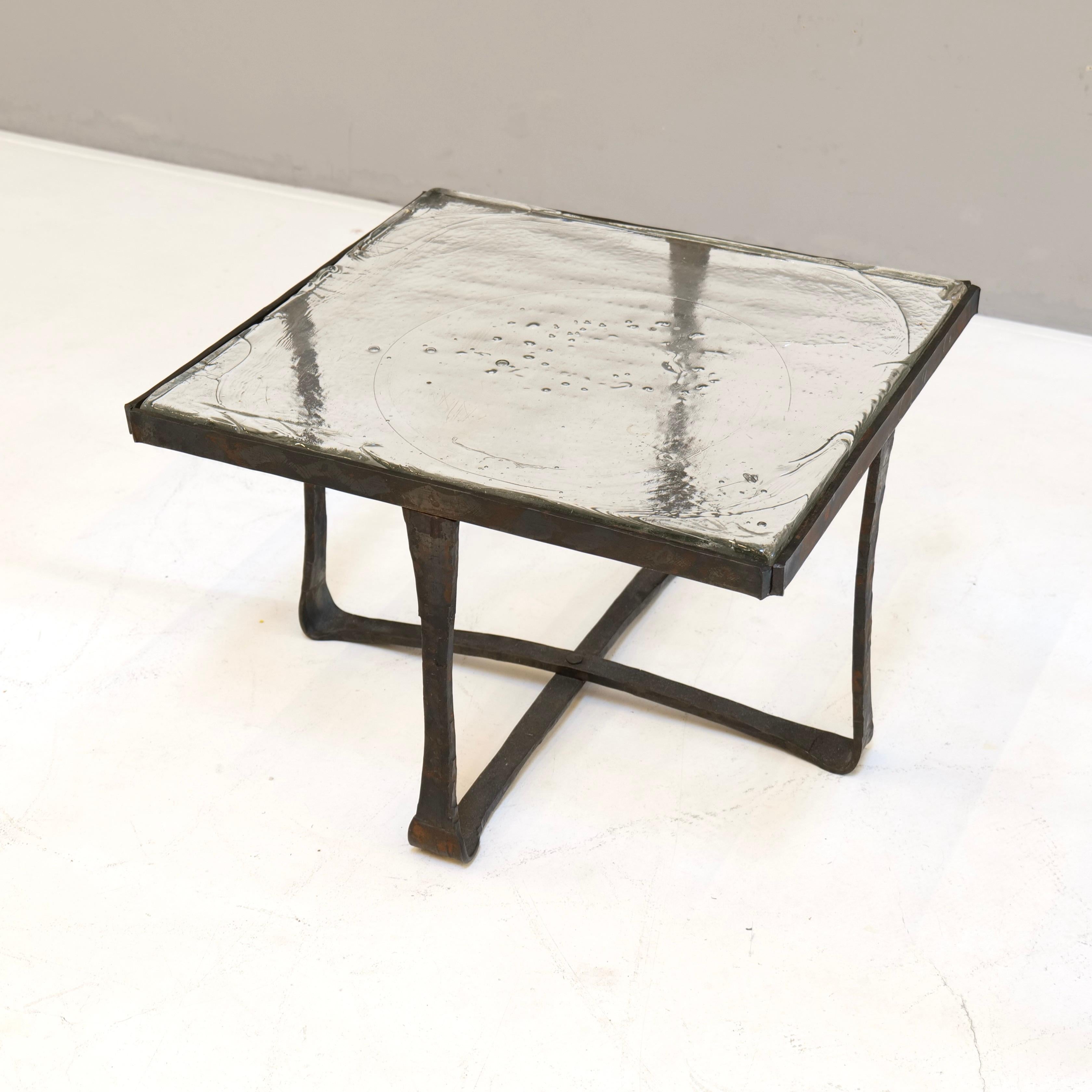 raro e precoce tavolino da caffè di Lothar Klute

ottime condizioni con lievi segni d'uso e patina 

62,5 cm x 60,5 cm x 41 cm di altezza