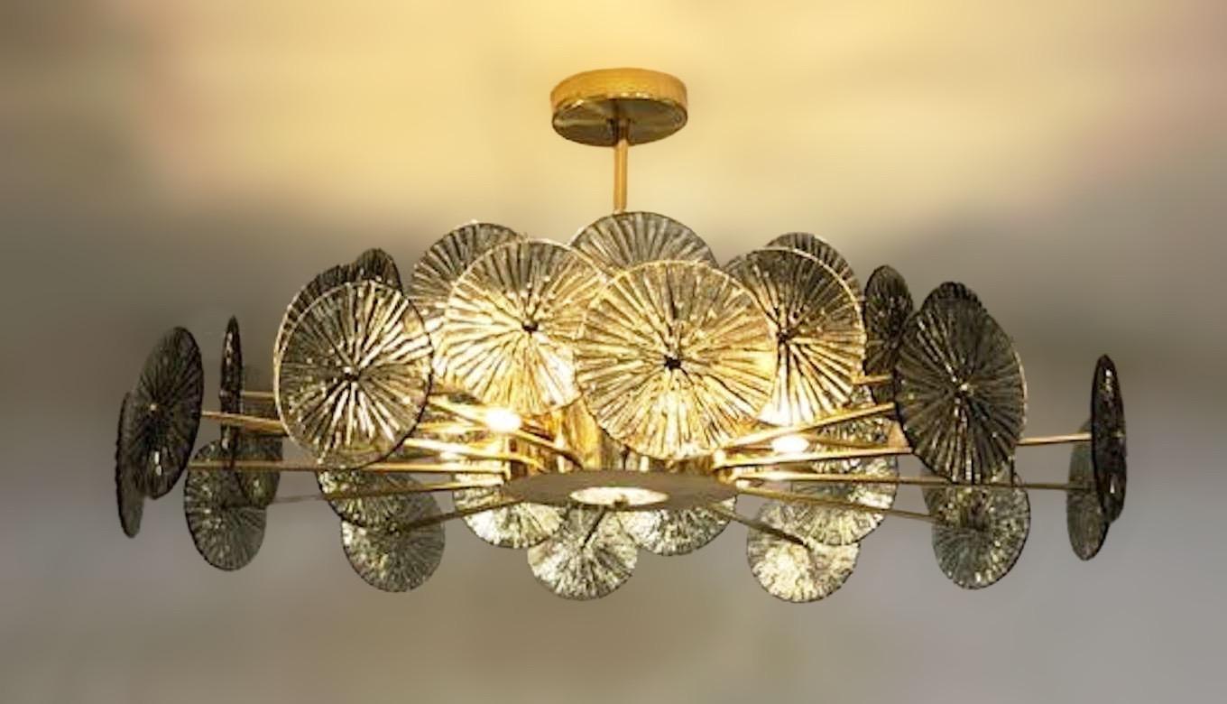 Lampadario italiano con dischi in vetro di Murano dalla texture fumé montati su una struttura in ottone laccato lucido, disegnato da Fabio Bergomi per Fabio Ltd / Made in Italy
12 luci / tipo G9 / max 40W ciascuna
Misure: Diametro: 45 pollici /