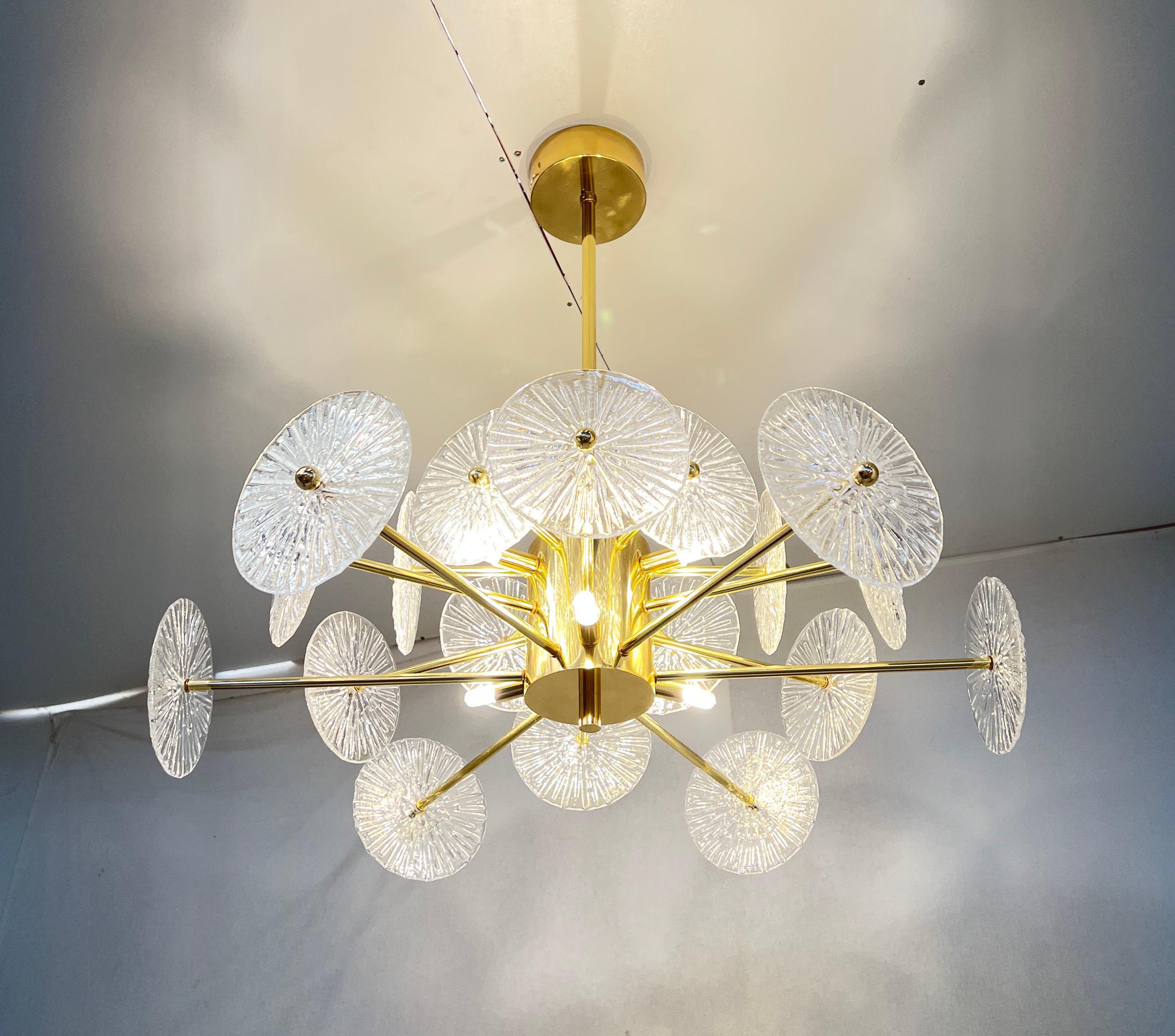 XXI secolo e contemporaneo Lampadario Loto Discs di Fabio Ltd in vendita