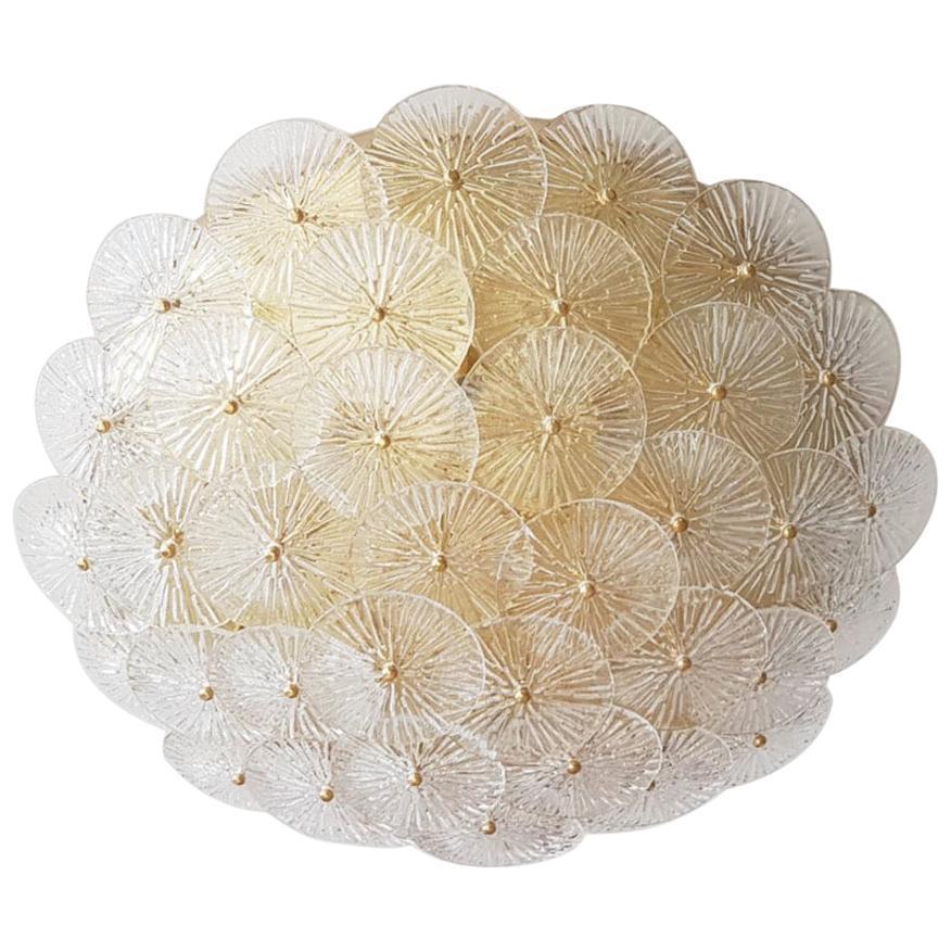 Imponente incasso italiano con dischi in vetro di Murano trasparente stratificato e testurizzato montati su una struttura in ottone massiccio con finitura laccata lucida, disegnato da Fabio Bergomi per Fabio Ltd / Made in Italy
8 luci / tipo E12 o