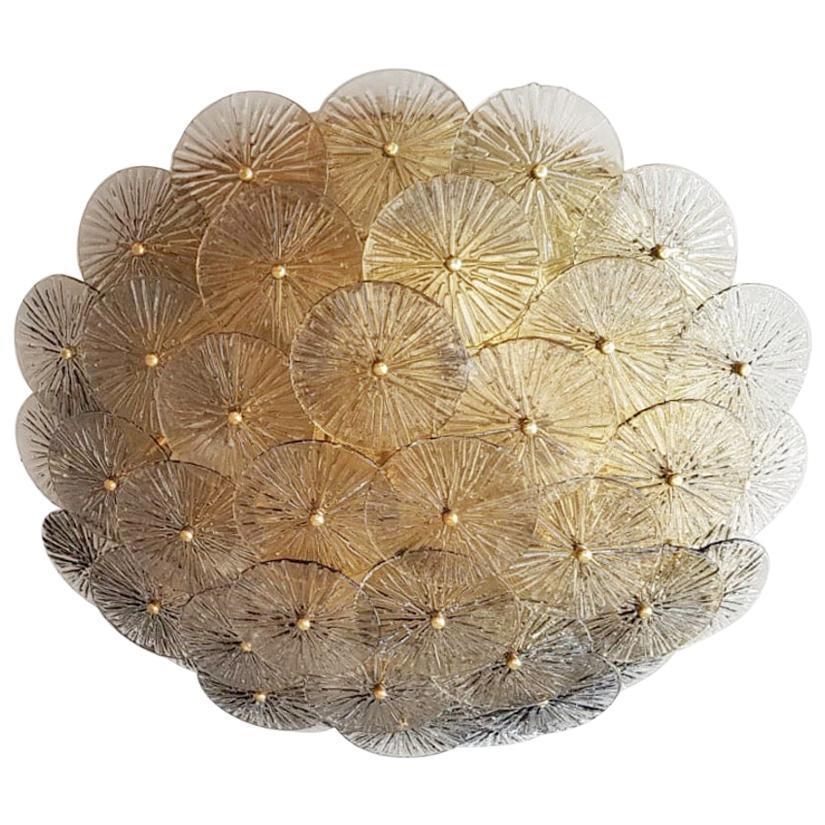 Impressionnante boîte à boutons italienne avec des disques en verre de Murano texturés et fumés, montés sur une monture en laiton massif en finition laquée polie, conçue par Fabio Bergomi pour Fabio LTD / Fabriqué en Italie
8 lampes / type E12 ou