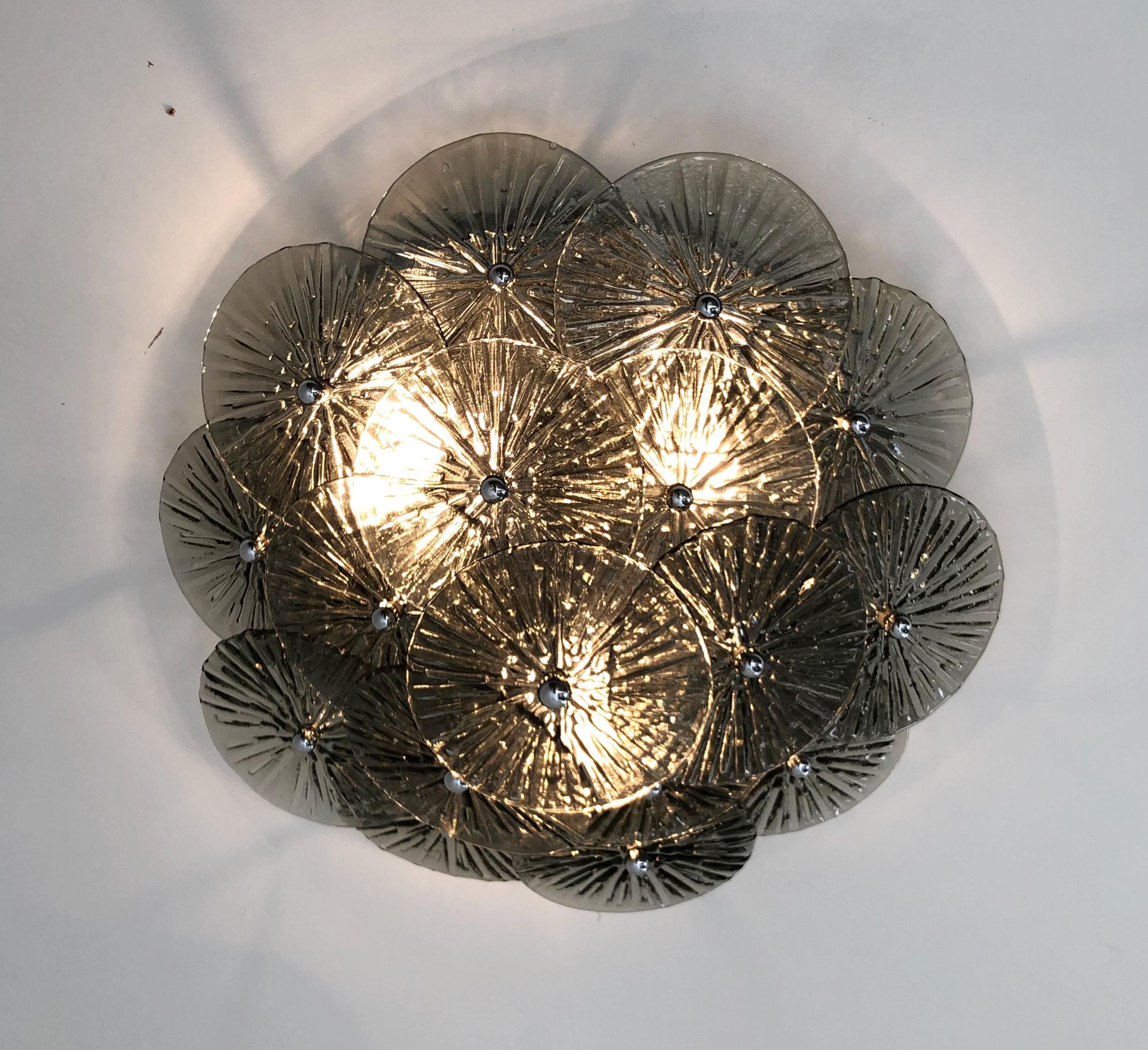 Italian flush mount with layered textured smoky Murano glass discs mounted on polished chrome finish metal frame, designed by Fabio Bergomi for Fabio Ltd / Made in Italy
3 lights / E12 or E14 type / max 40W each
Measures: Diameter 20 inches, height