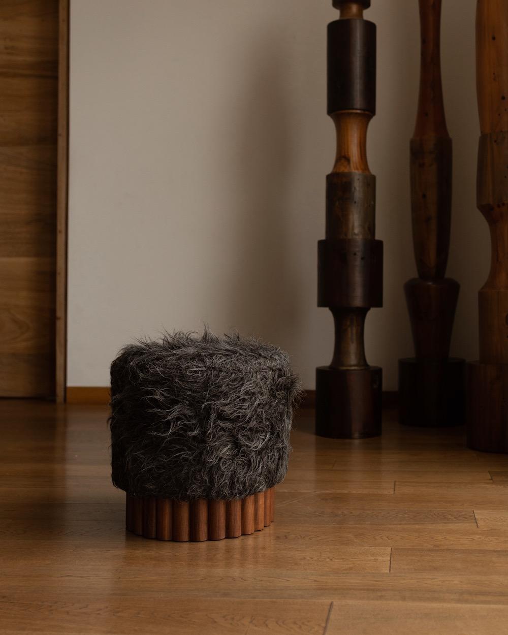 LOTO Hocker aus grauer, langer Florschal aus Wolle von Peca im Angebot 7