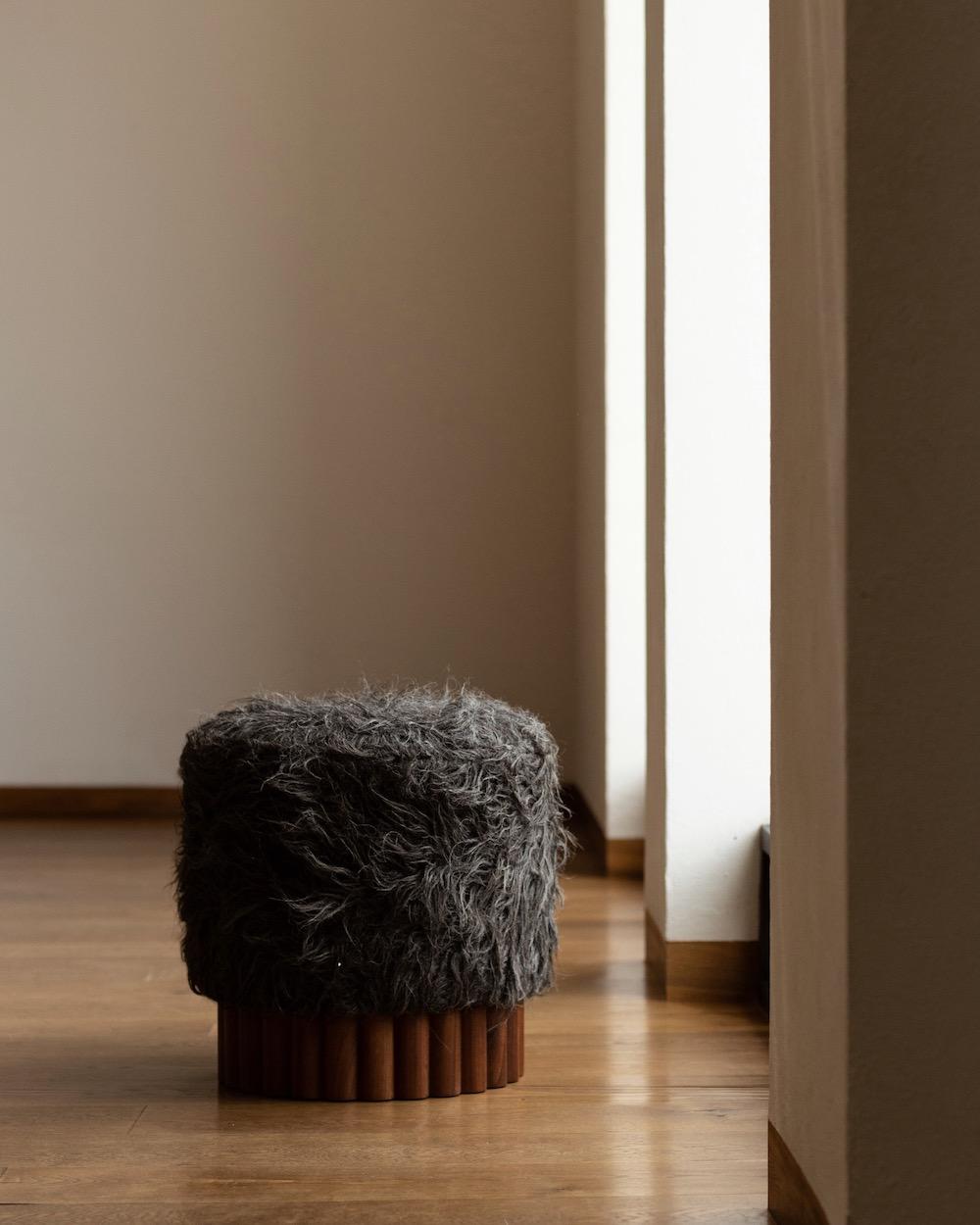 LOTO Hocker aus grauer, langer Florschal aus Wolle von Peca im Angebot 8