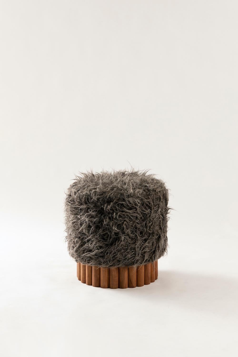 LOTO Hocker aus grauer, langer Florschal aus Wolle von Peca (Mexikanisch) im Angebot