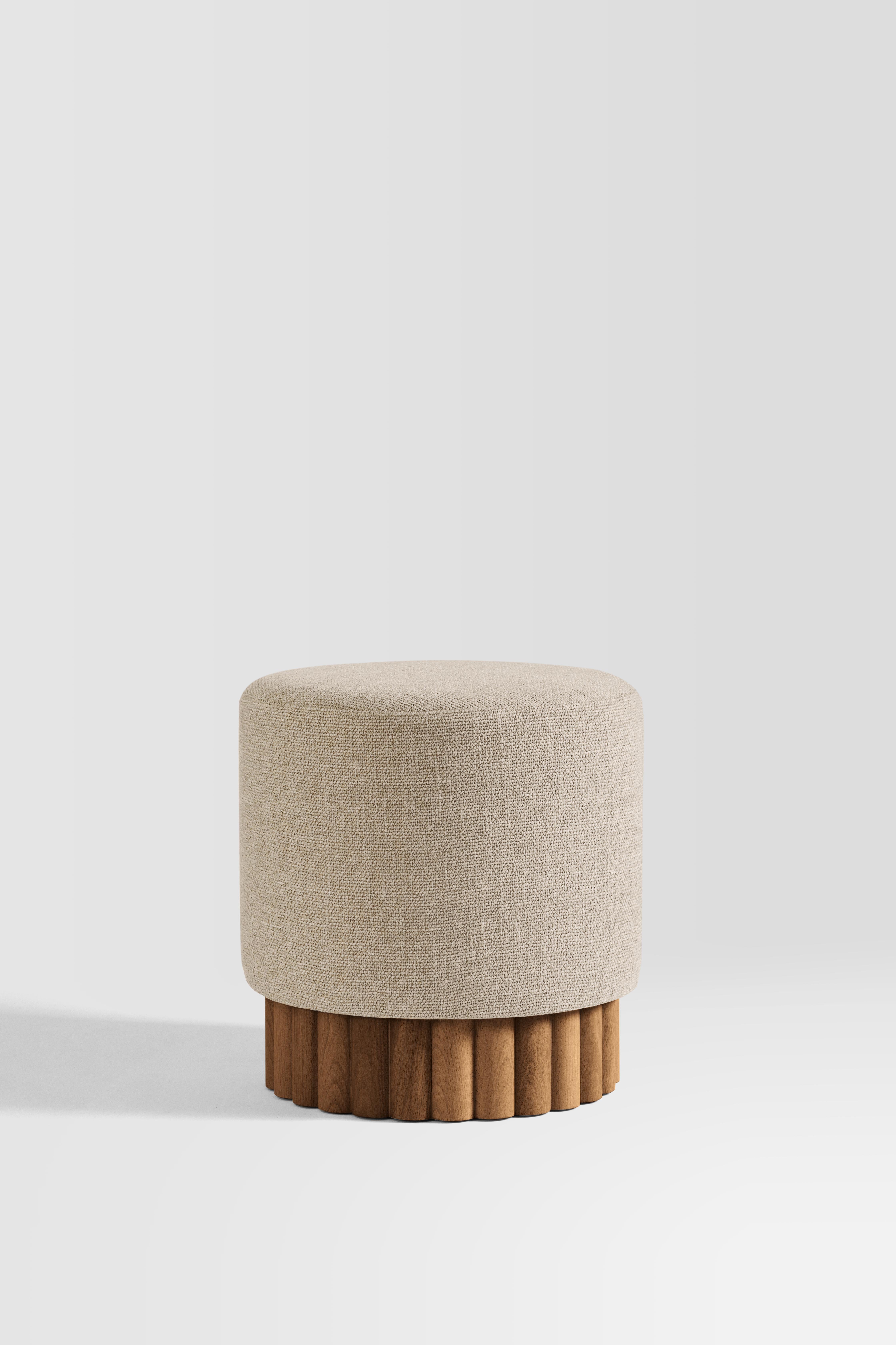 La colección LOTO es el resultado de la exploración utilizando delgadas espigas de madera para componer diferentes planos y formas. Contrastando materiales, texturas y efectos, hemos conseguido una colección de piezas statement que son a la vez