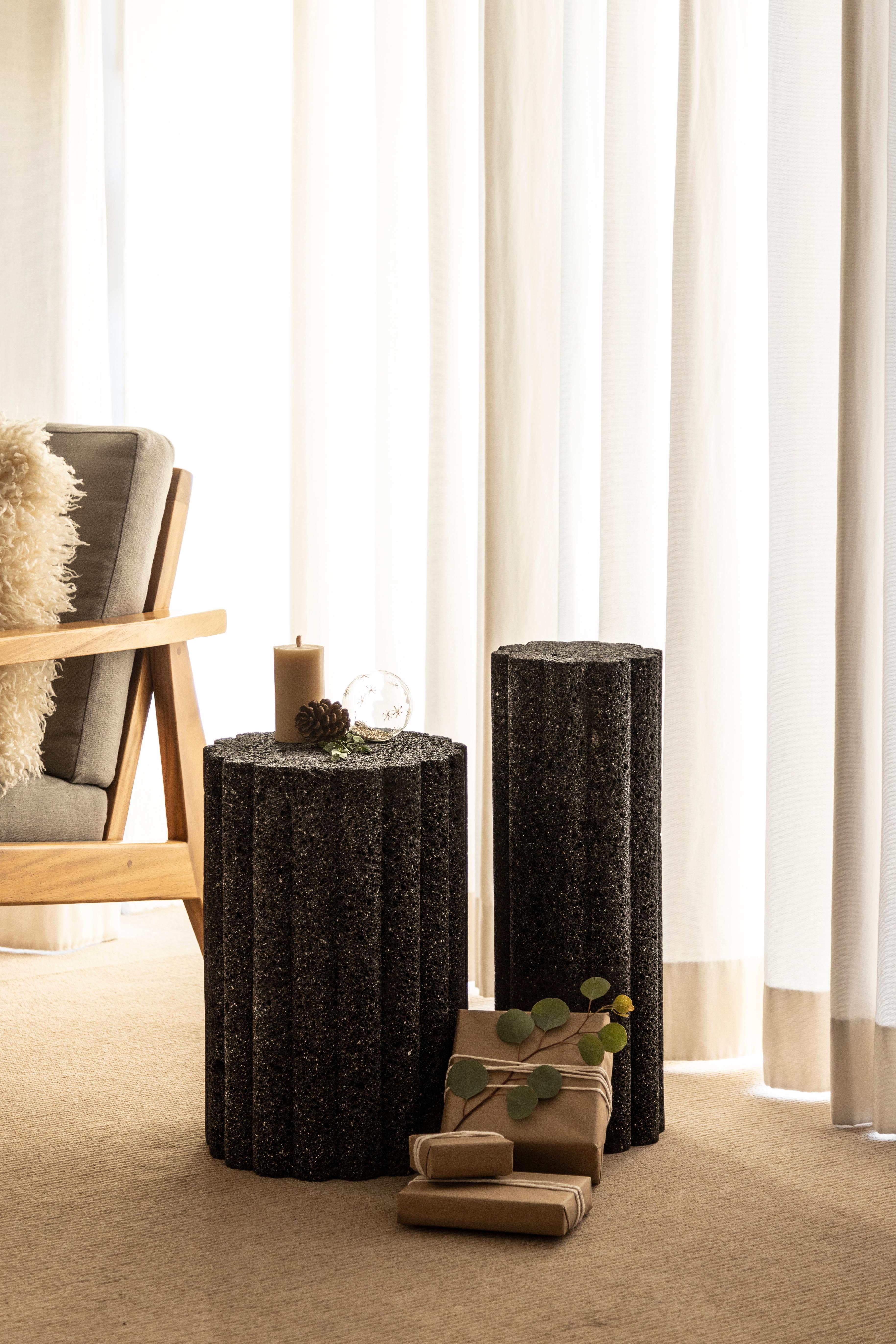 XXIe siècle et contemporain Table d'appoint courte Loto Roca, pierre volcanique en vente