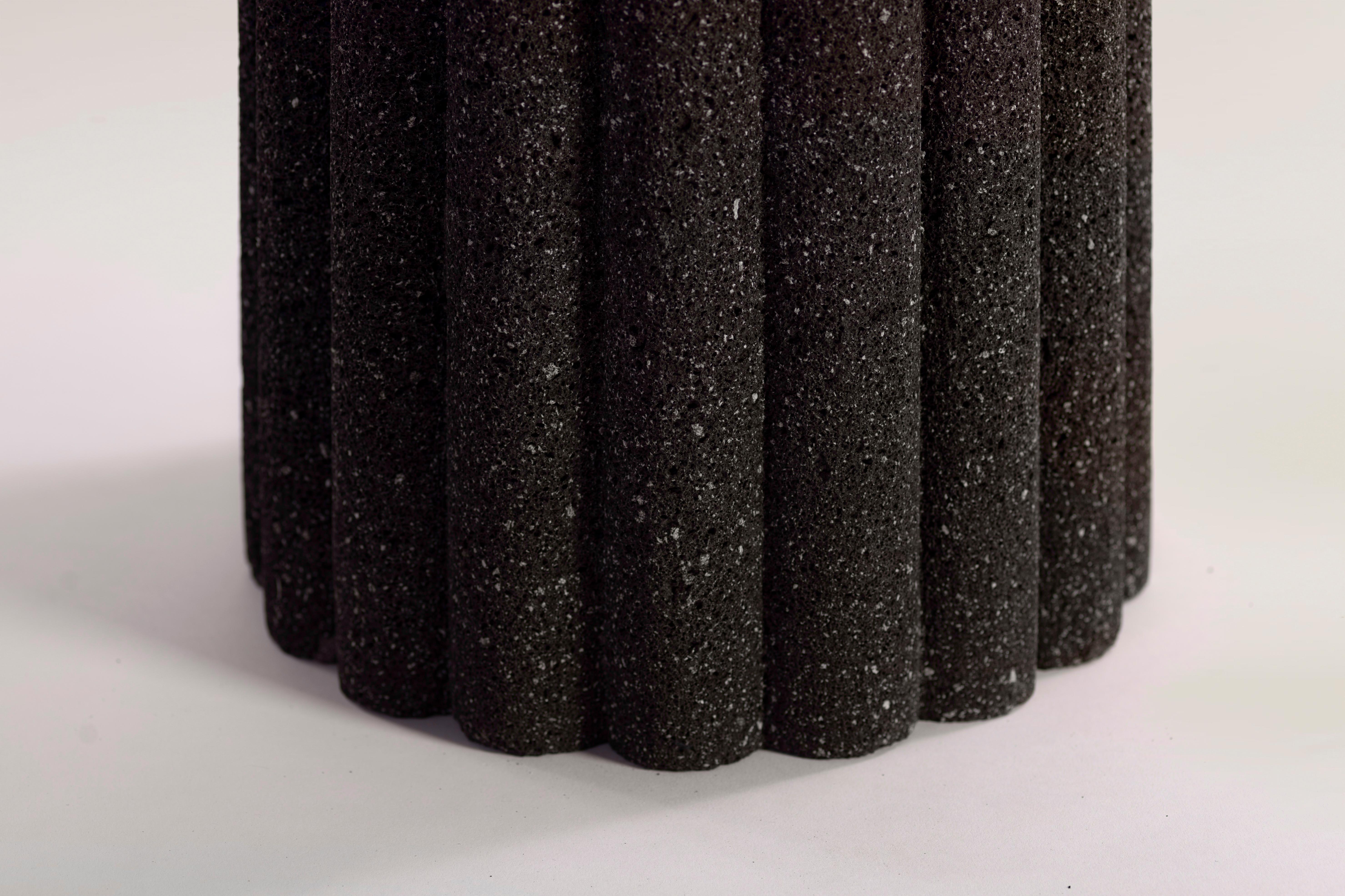 Minimaliste Loto Roca Side Short Table, Volcanic Rock en vente