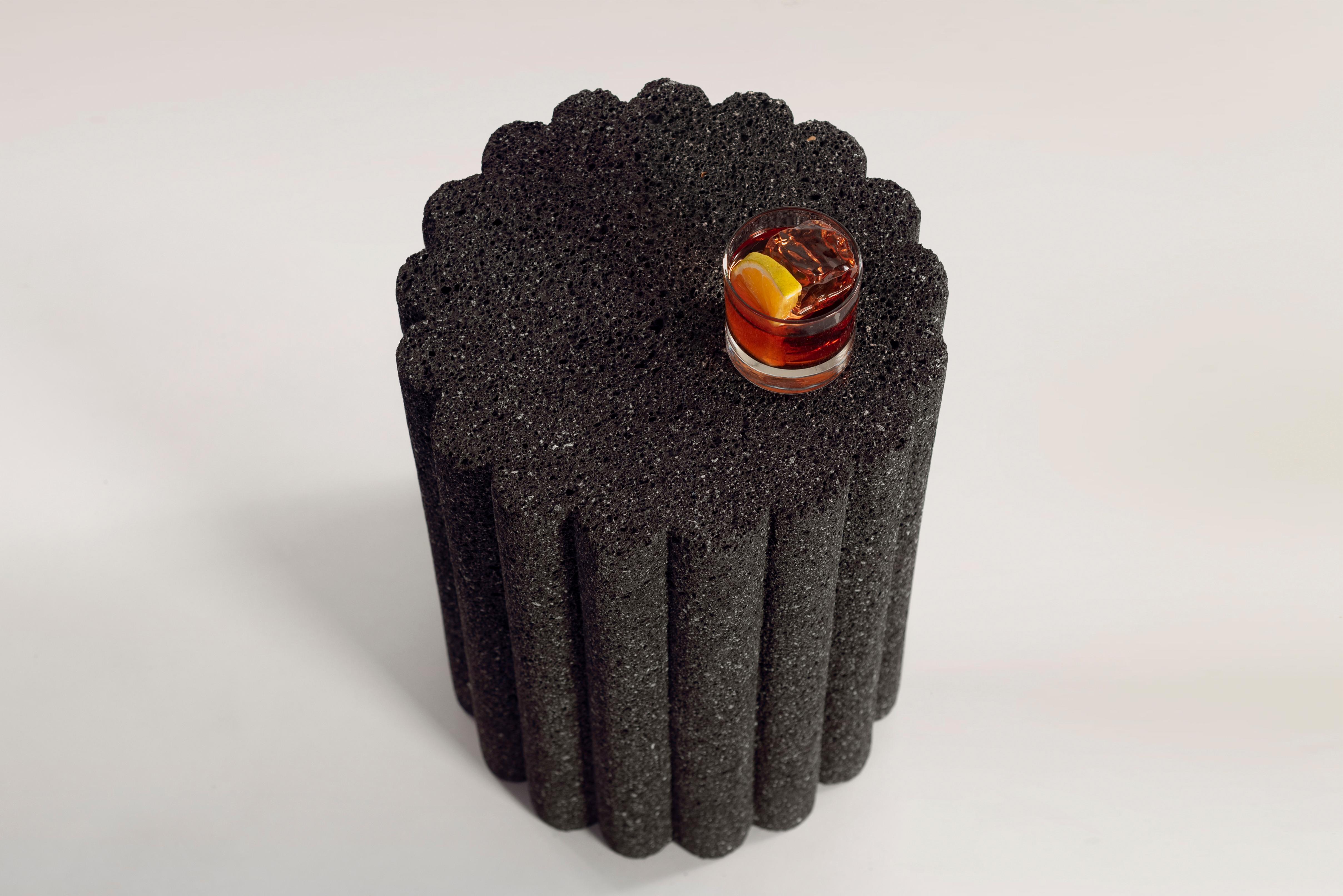 Fait main Loto Roca Side Short Table, Volcanic Rock en vente