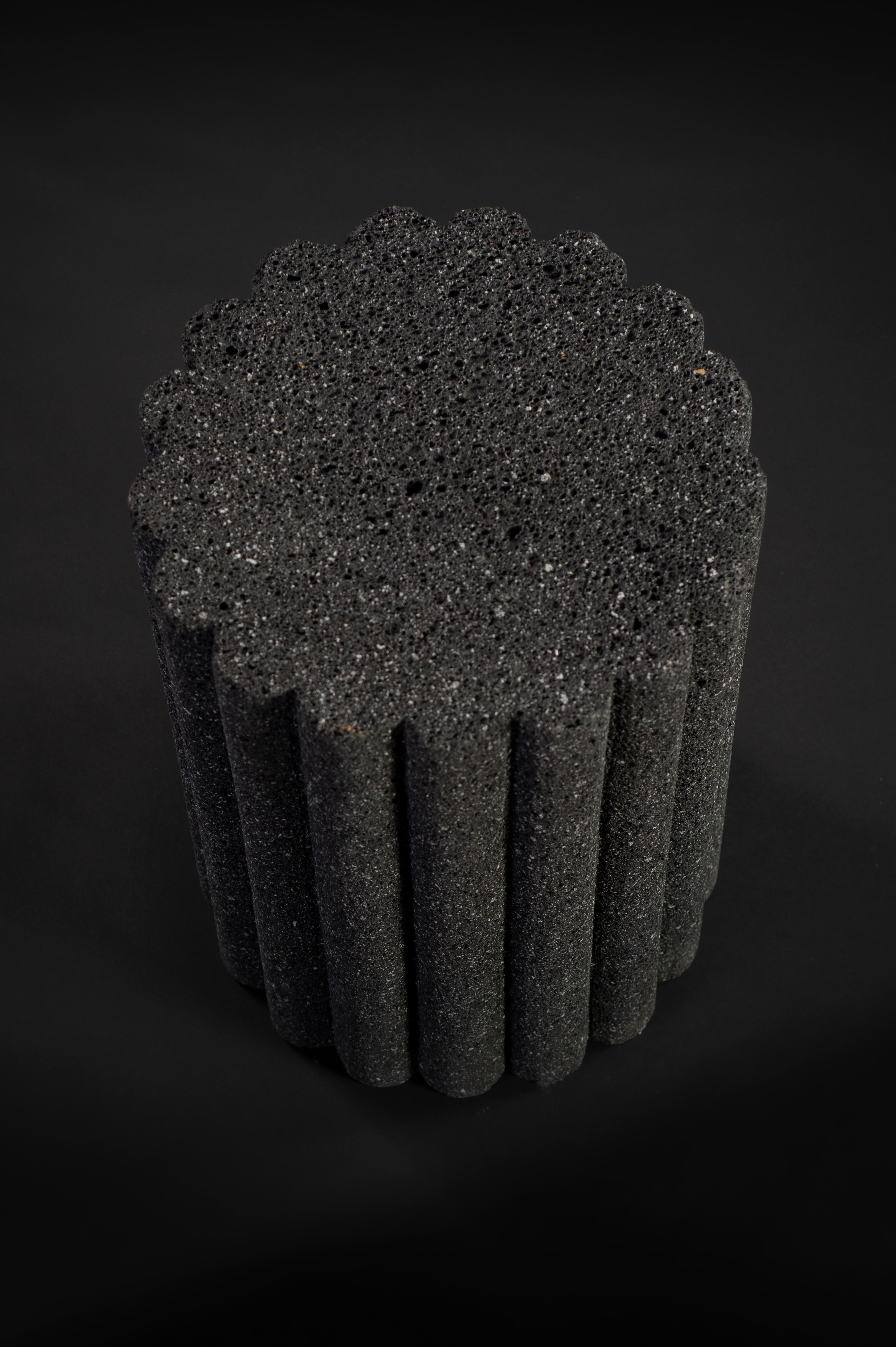 XXIe siècle et contemporain Loto Roca Side Short Table, Volcanic Rock en vente