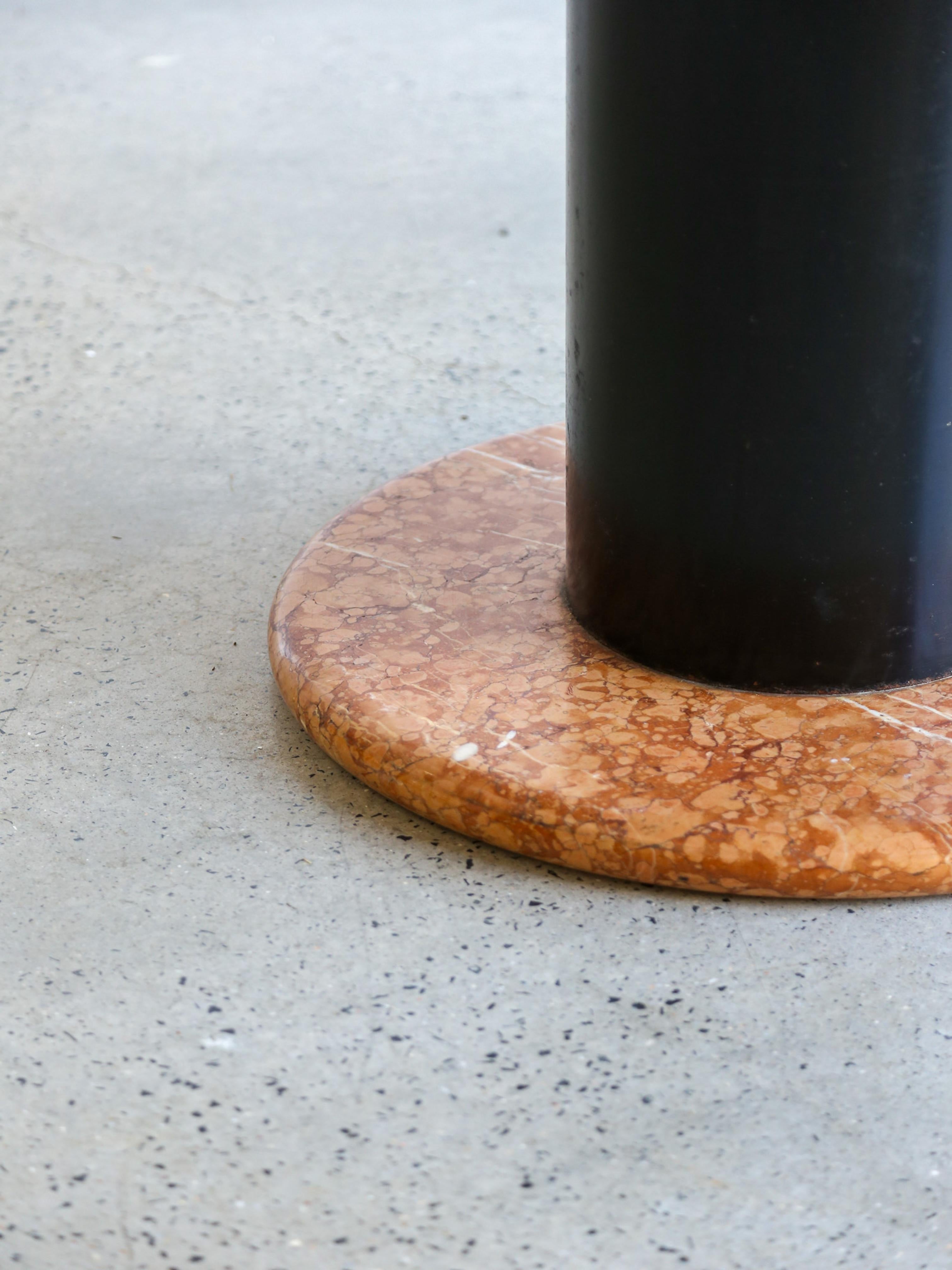 Mesa de comedor Loto Rosso de Ettore Sottsass para Poltronova en mármol y negro Me Italiano en venta