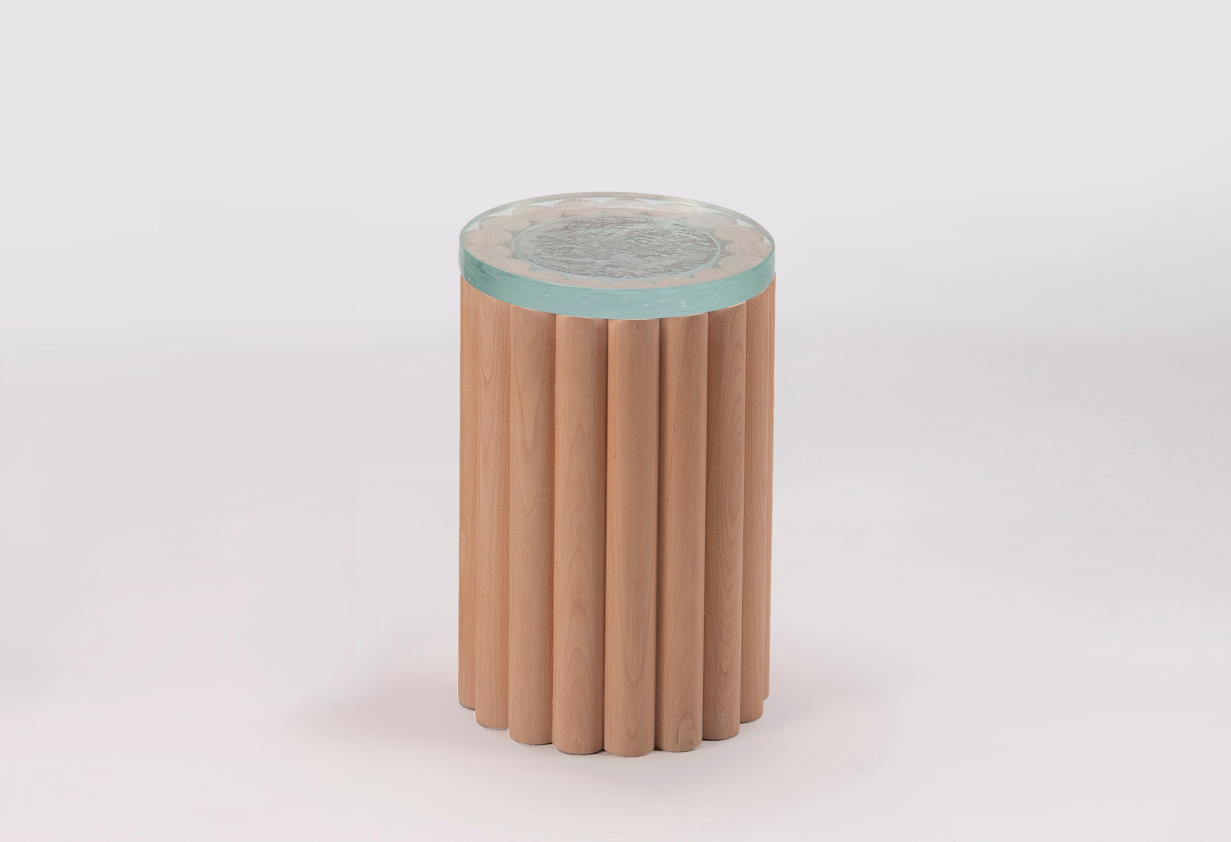 Minimaliste Tables d'appoint Loto, ensemble de 2, bois de hêtre et verre fusionné en vente