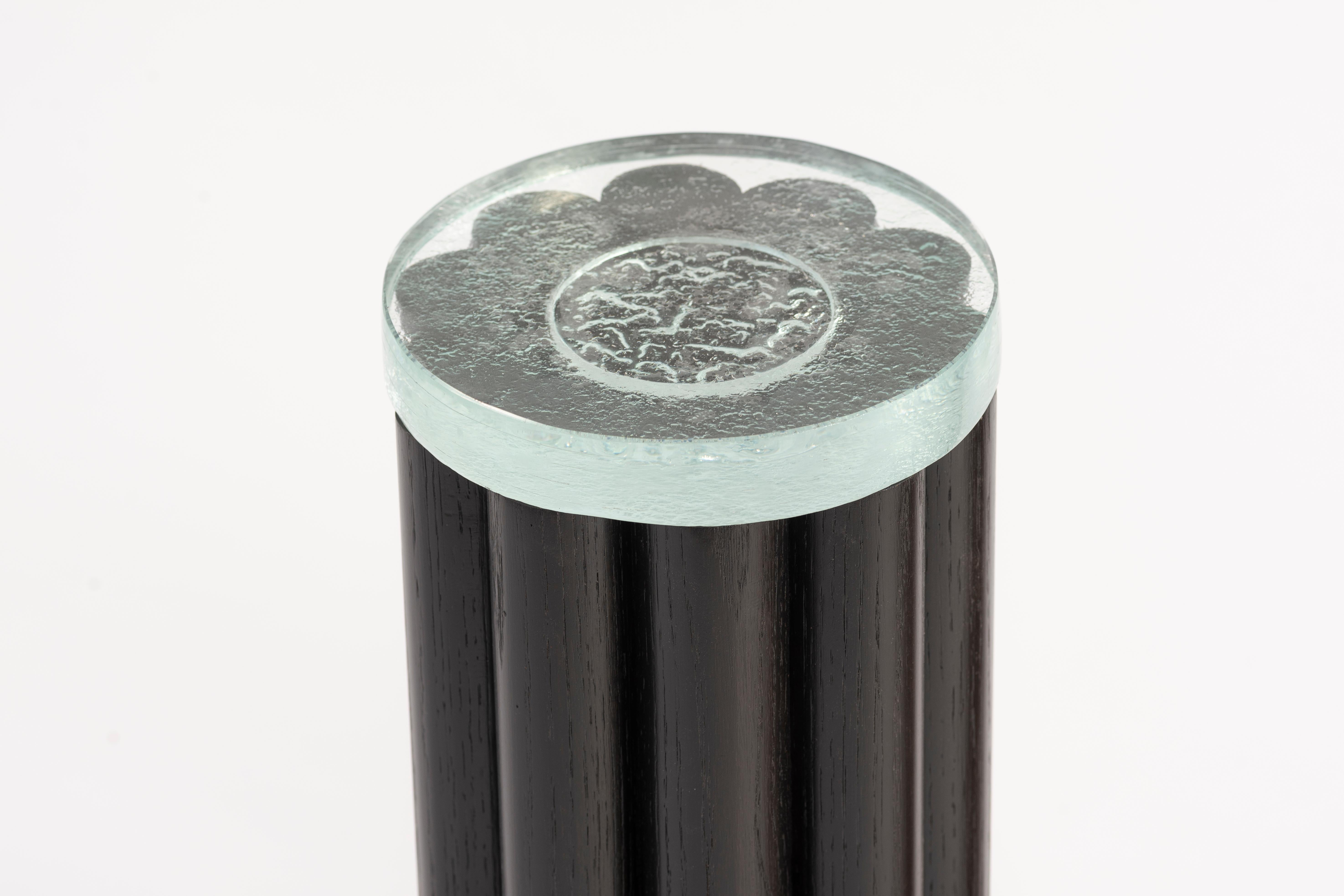 Minimaliste Table d'appoint Loto Tall, Black Oak Wood et verre fusionné en vente