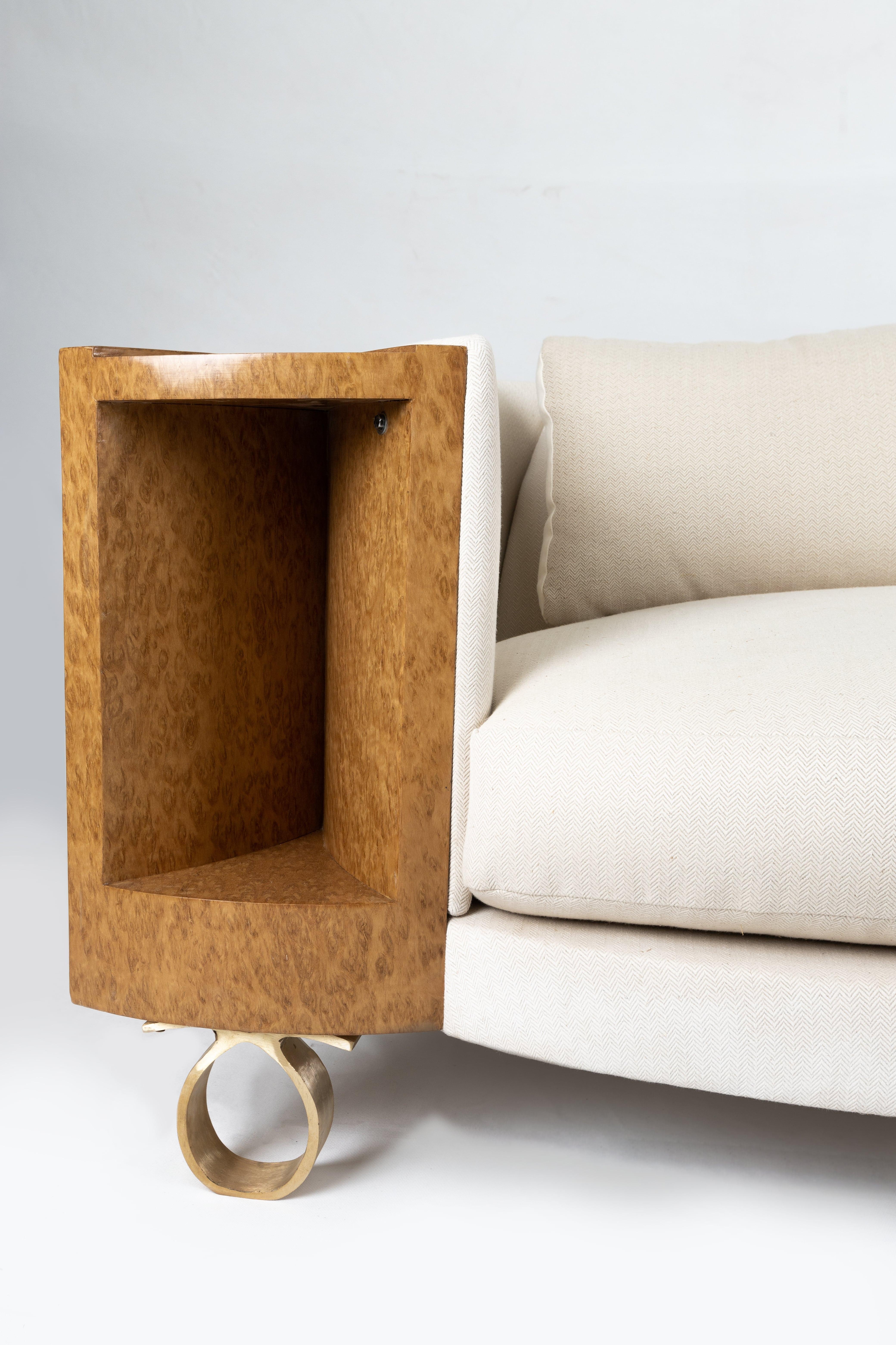 Le canapé créé par  L'architecte et designer d'origine égyptienne Tarek Sharma a été présenté pour la première fois lors de Nomad Capri 2023 dans le cadre de la collection Capriccio Egiziano. Tarek Shamma s'est établi en tant qu'architecte à Londres