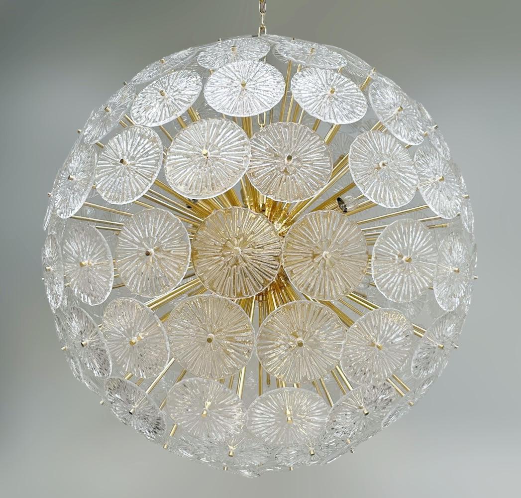Lampadario sputnik italiano con dischi in vetro di Murano chiaro e testurizzato, montati su una struttura in metallo placcato oro 24 carati / disegnato da Fabio Bergomi per Fabio Ltd / Made in Italy
Misure: Diametro 42 pollici, altezza 42 pollici
