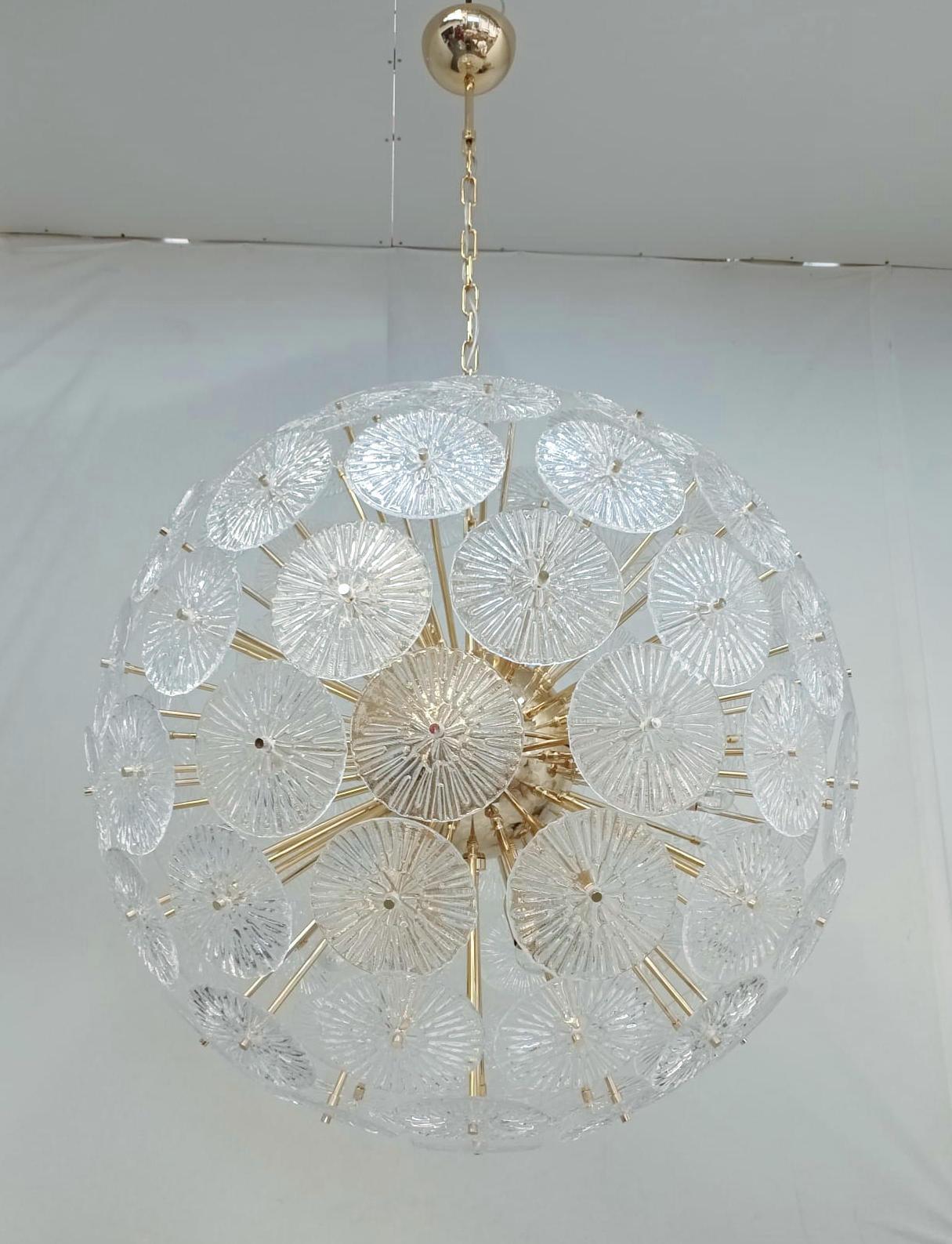 Lampadario sputnik italiano con dischi in vetro di Murano chiaro e testurizzato, montati su una struttura in metallo placcato oro 24 carati / disegnato da Fabio Bergomi per Fabio Ltd / Made in Italy
Misure: Diametro 35,5 pollici, altezza 35,5
